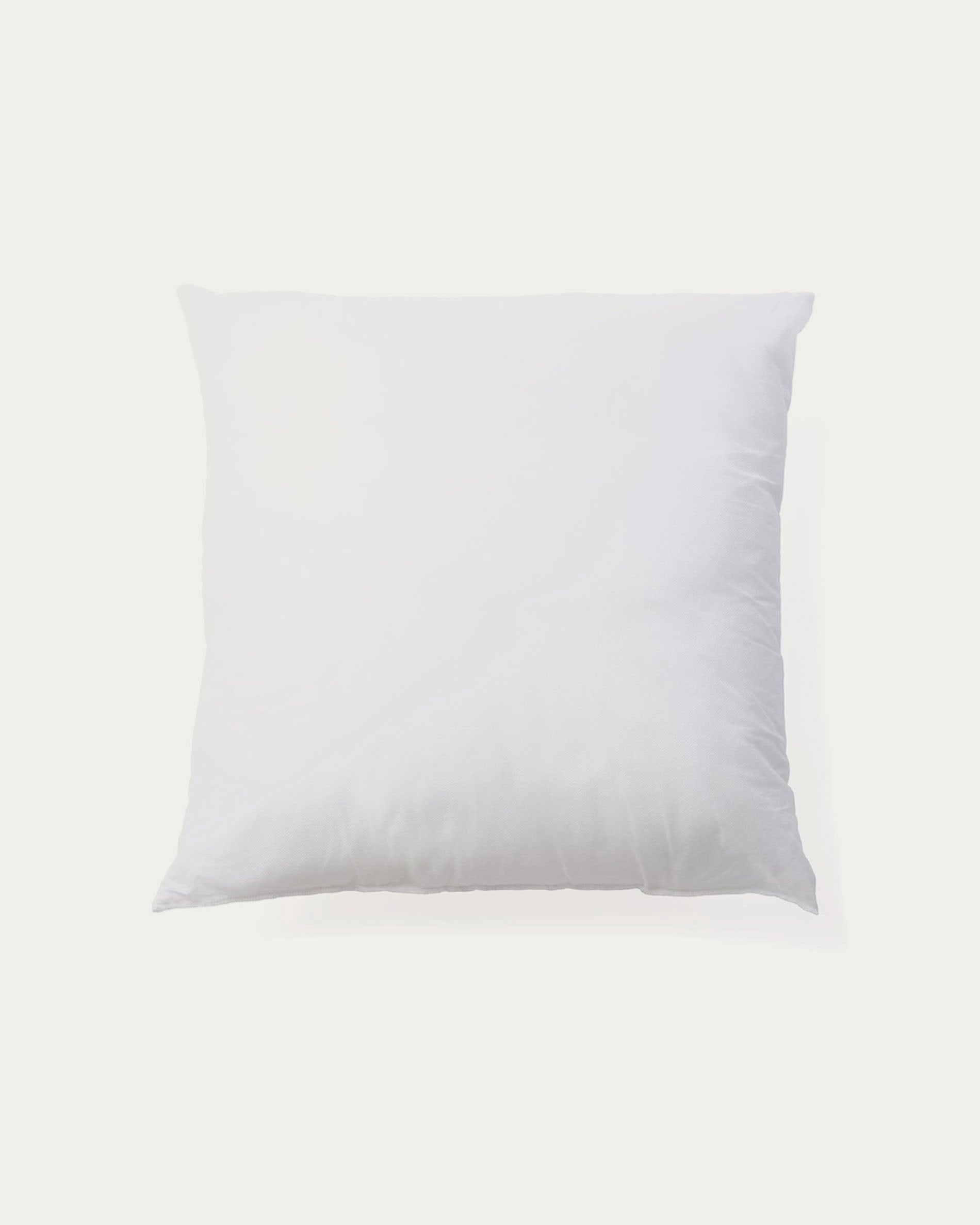 Kissenfüllung Nubu aus recycelter Mikrofaser mit Gel-Effekt 50 x 50 cm, hergestellt in Spanien in Weiss präsentiert im Onlineshop von KAQTU Design AG. Kissenfüllung ist von Kave Home