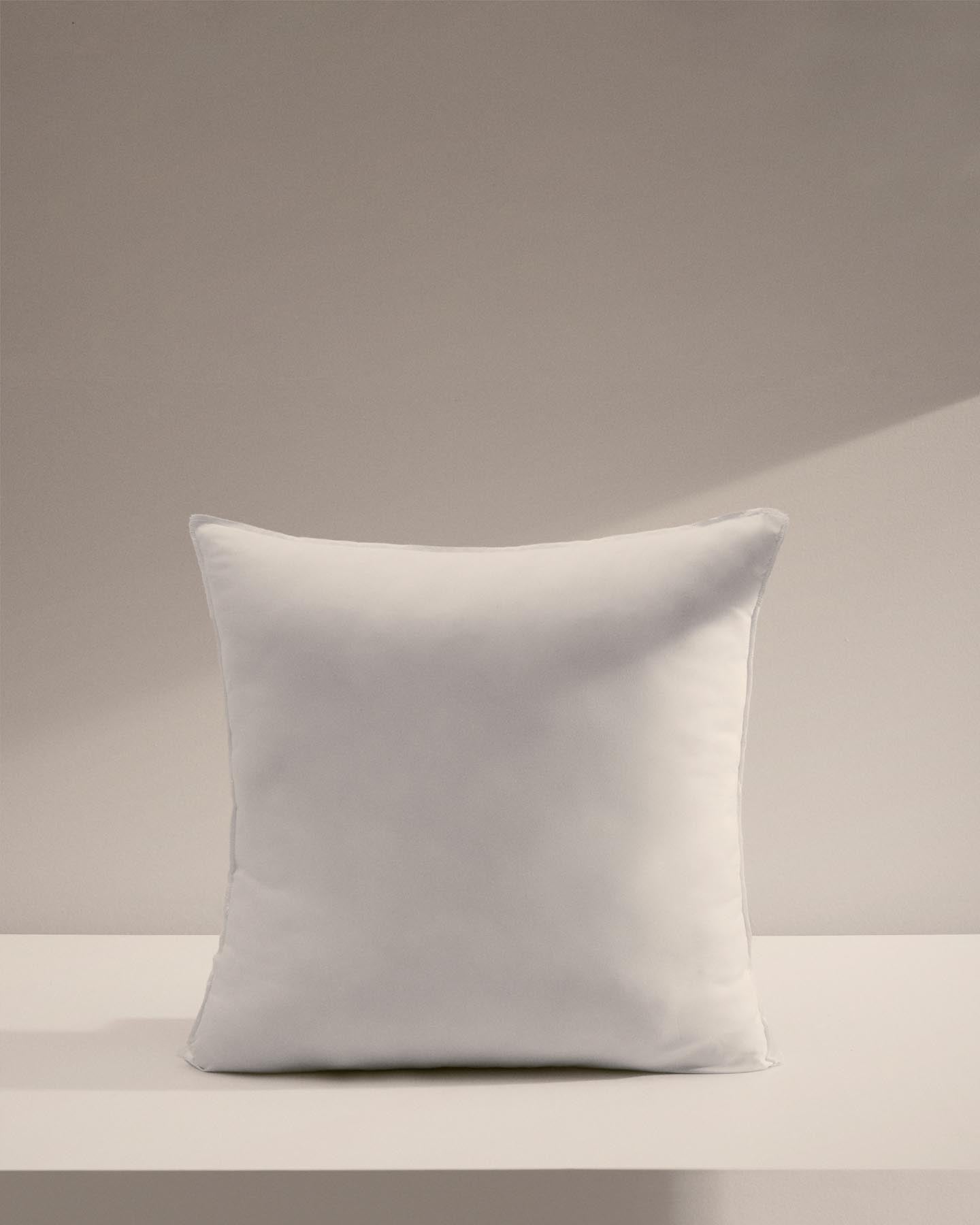 Kissenfüllung Nubu aus recycelter Mikrofaser mit Gel-Effekt 50 x 50 cm, hergestellt in Spanien in Weiss präsentiert im Onlineshop von KAQTU Design AG. Kissenfüllung ist von Kave Home