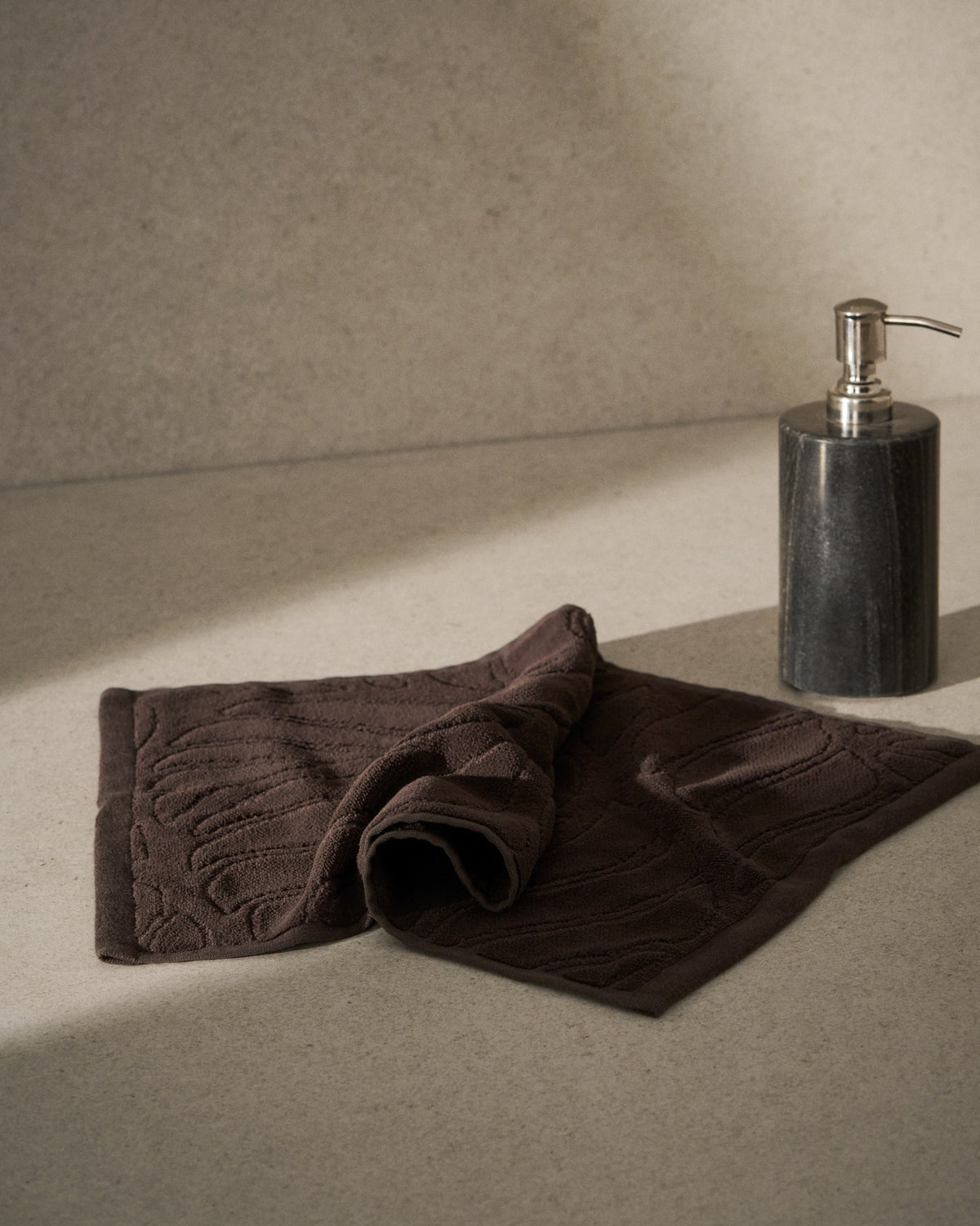 Braunes Toilettenhandtuch aus 100% Baumwolle mit Jacquard-Zebramuster und samtiger Oberfläche, Grösse 30 x 50 cm.