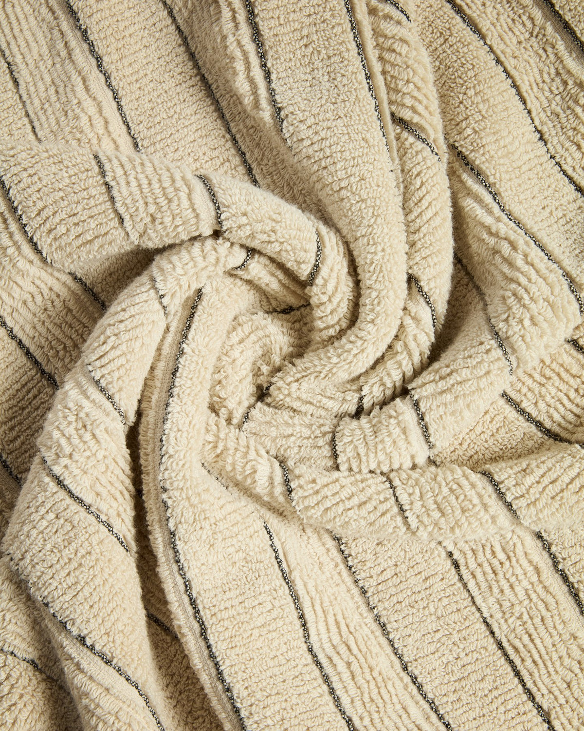 Beiges Handtuch aus 100 % Baumwolle mit Jacquard-Muster in Streifenoptik, rechteckige Form, Grösse 50 x 90 cm.