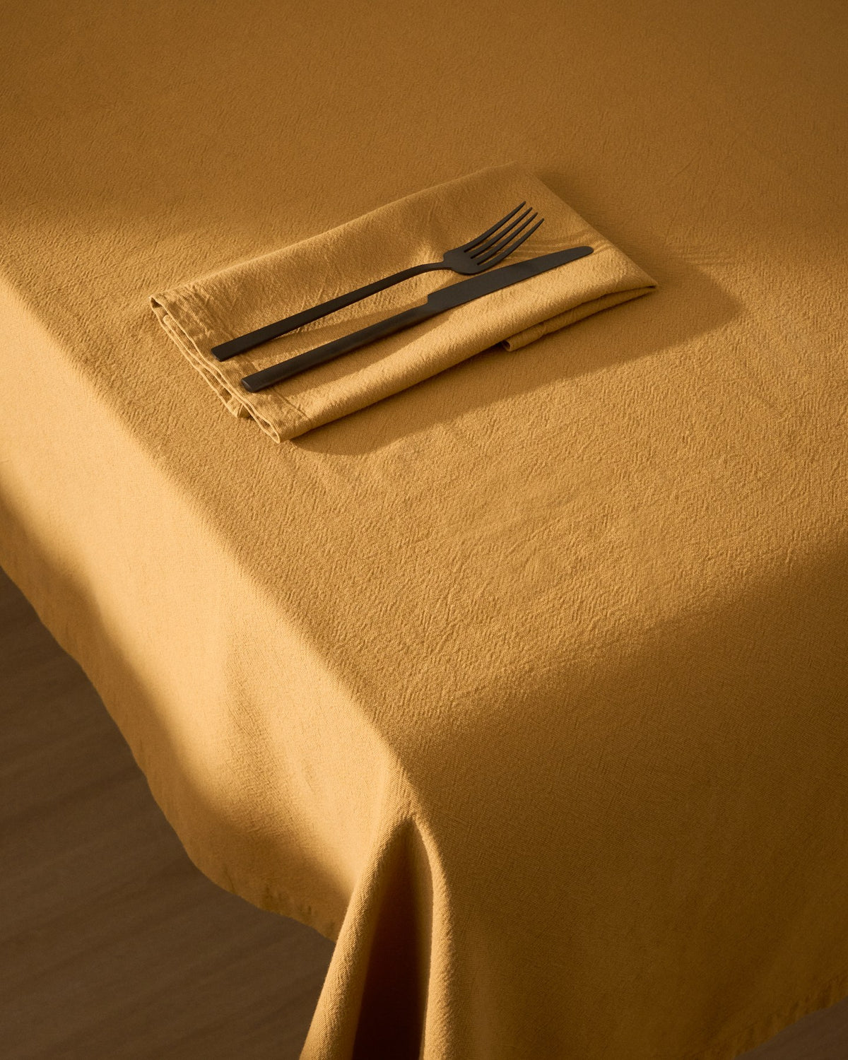 Zwei quadratische Servietten aus Baumwolle in Senfgelb mit Washed-Finish und Leinen-Optik, Grösse 35 x 35 cm, von Kave Home.