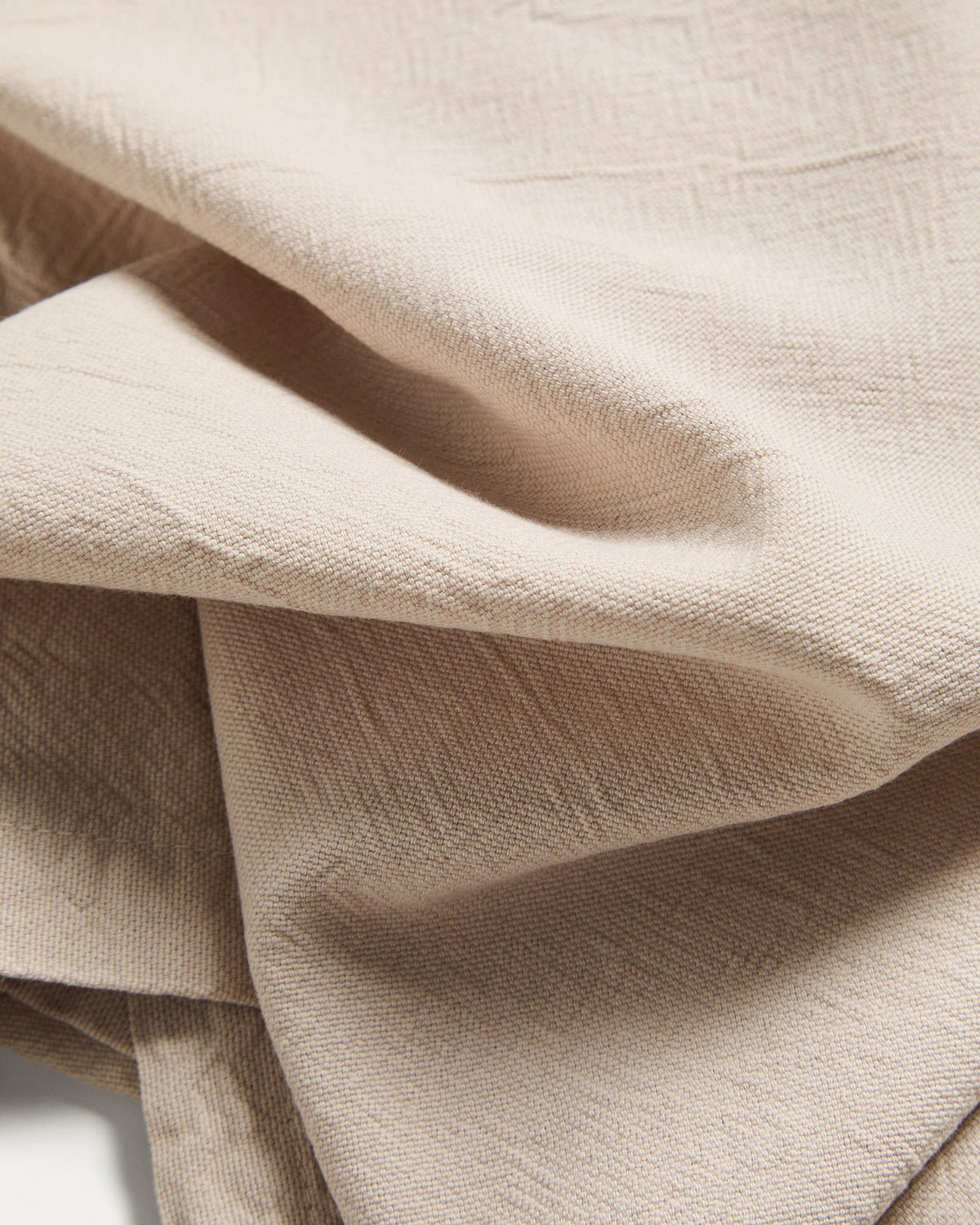 Zwei quadratische Servietten aus Baumwolle mit steingrauem Washed-Finish im Leinen-Look, Grösse 35 x 35 cm, ordentlich gefaltet.
