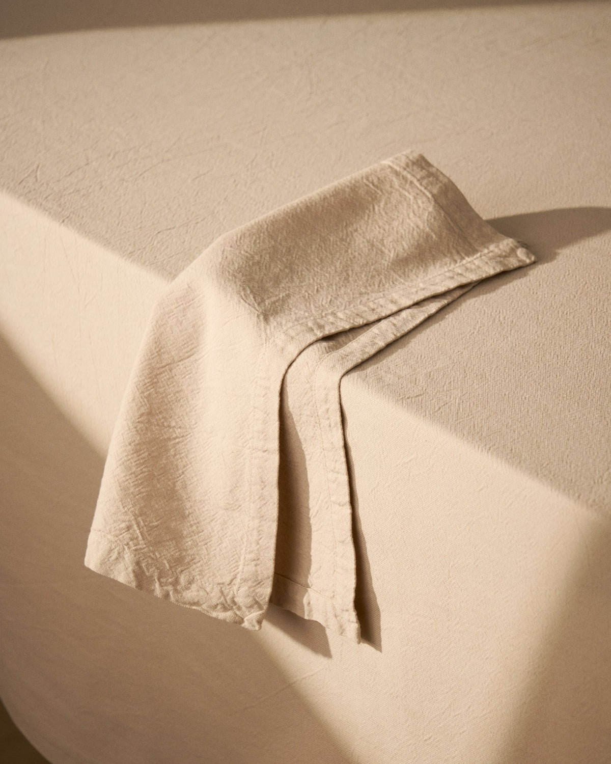 Zwei quadratische Servietten aus Baumwolle mit steingrauem Washed-Finish im Leinen-Look, Grösse 35 x 35 cm, ordentlich gefaltet.
