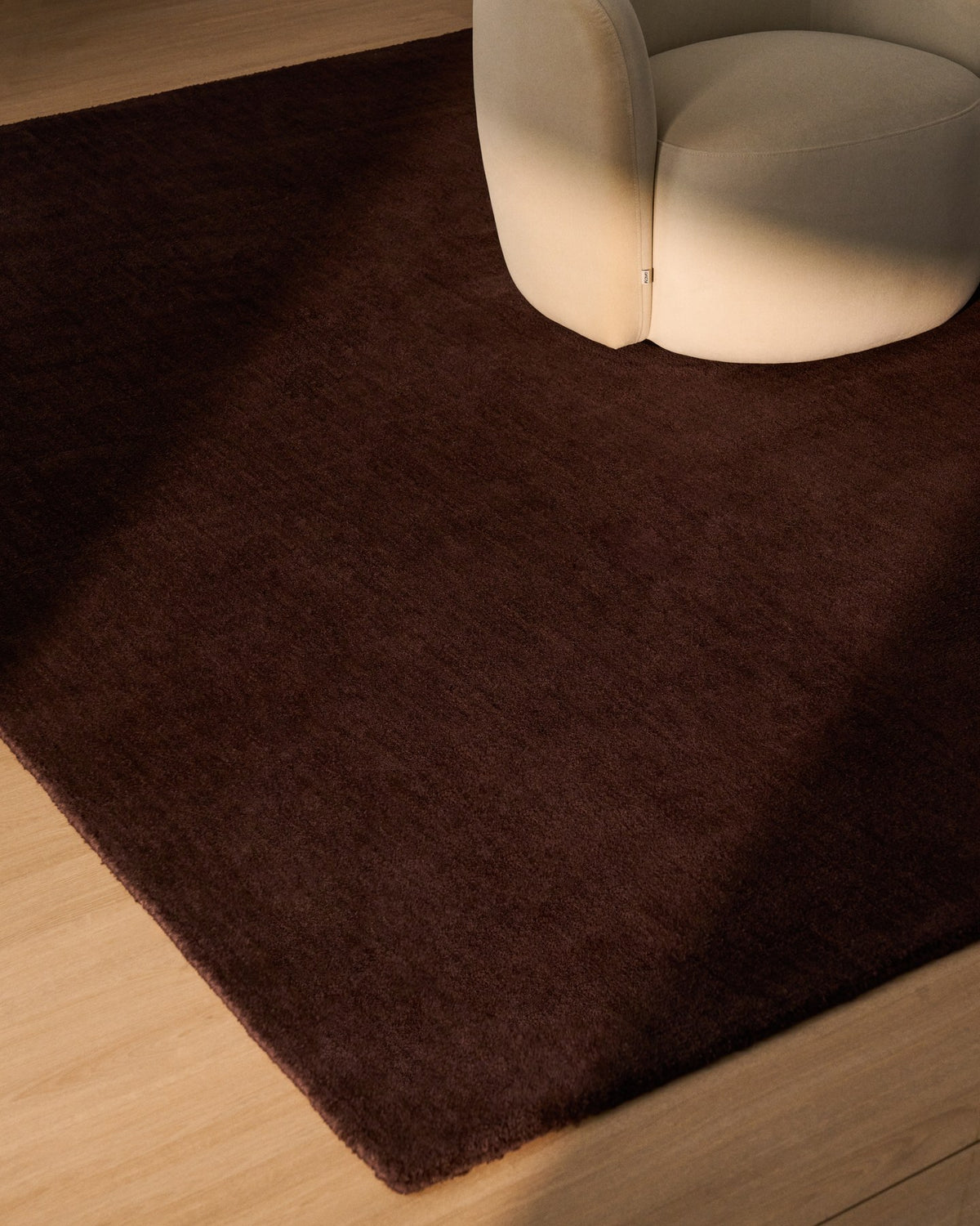 Brauner Teppich Empuries von Kave Home aus 100 % Polyester in Wolloptik, Grösse 160 x 230 cm, handgefertigt mit leichten Unregelmässigkeiten.