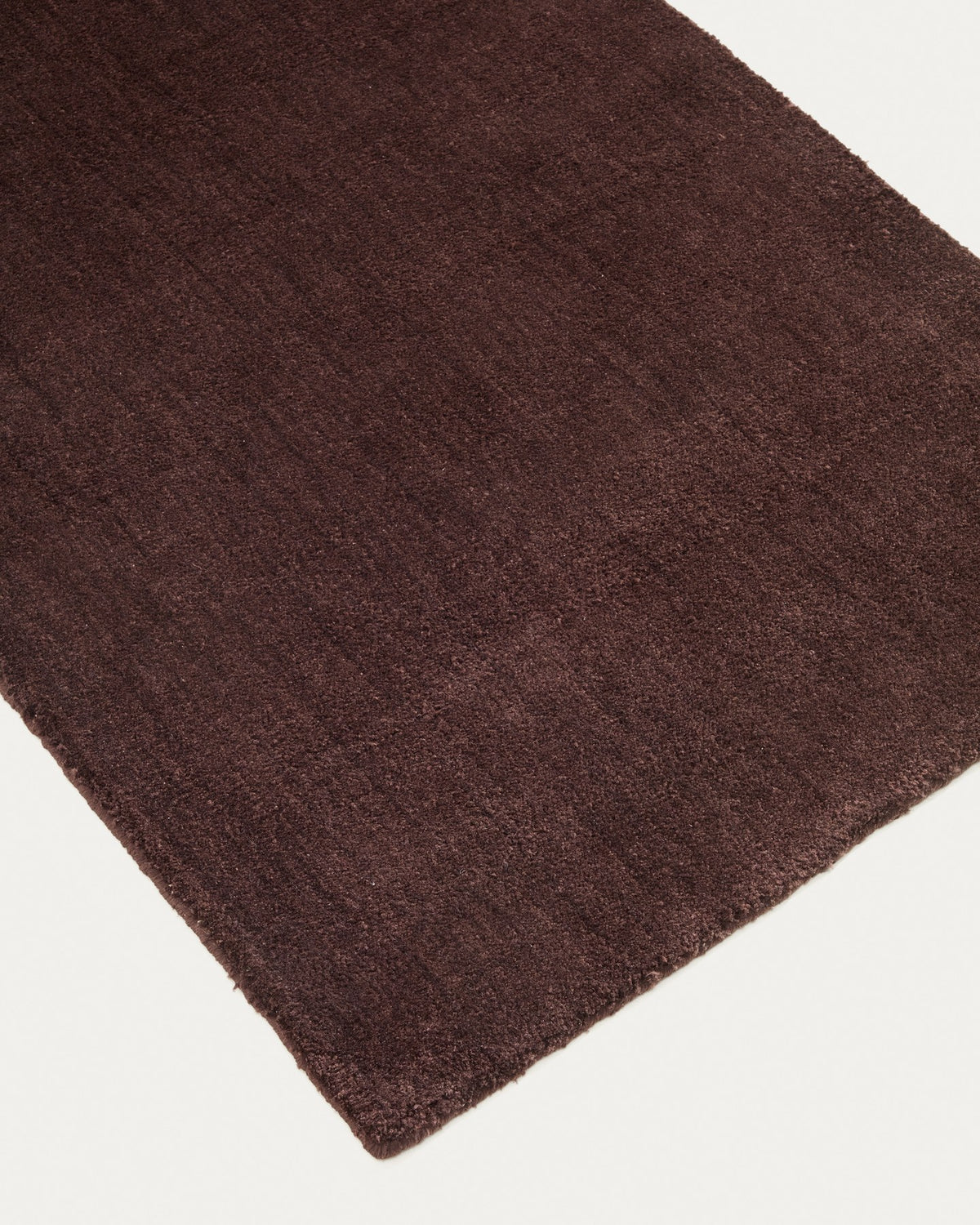 Brauner Läufer Empuries aus 100% Polyester, handgefertigt, 80 x 200 cm, mit sichtbaren Unregelmässigkeiten in der Struktur.