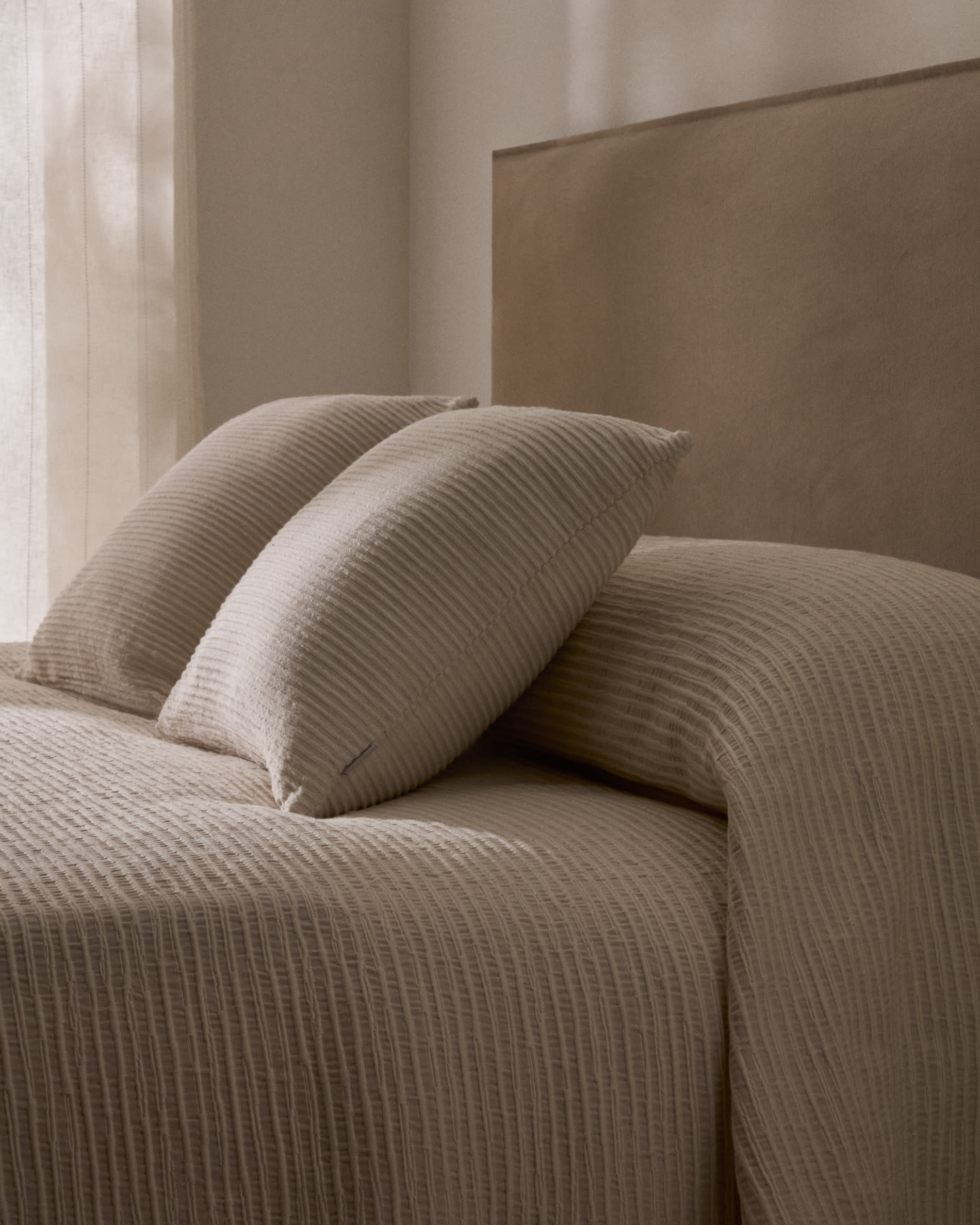 Tagesdecke aus 100% Baumwolle in Beige, passend für Betten 160/180 cm. Hochwertiges Design von Kave Home für stilvolle Schlafzimmer.