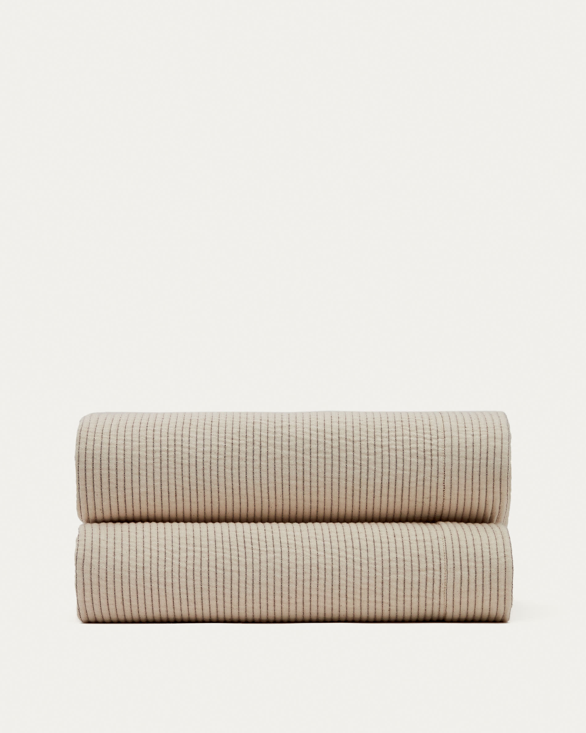 Elegante beige Tagesdecke aus 100% Baumwolle, passend für 180/200 cm Betten. Stilvoll, komfortabel und nachhaltig.