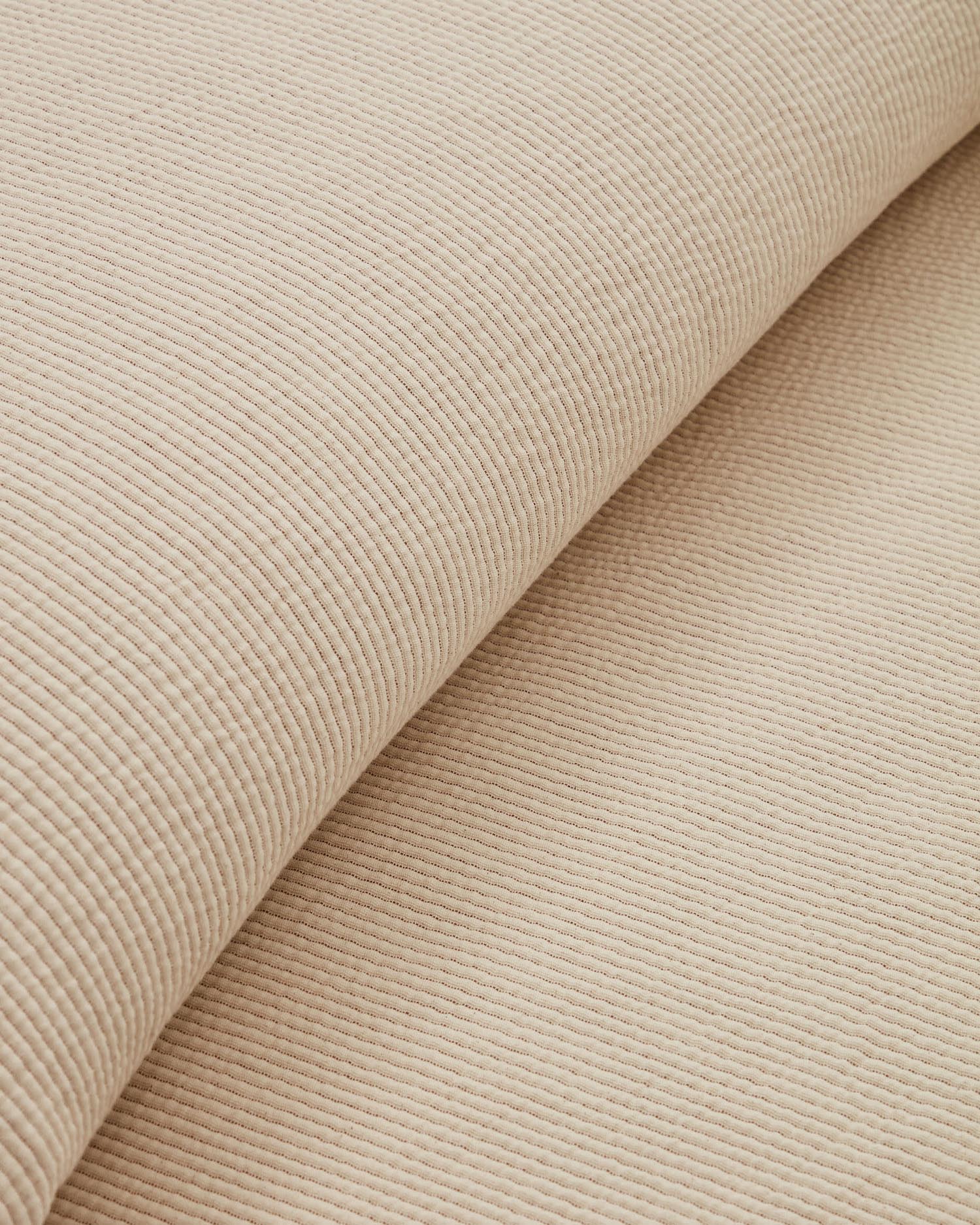 Elegante beige Tagesdecke aus 100% Baumwolle für Betten 150/160 cm. Stilvoll, nachhaltig und pflegeleicht – ideal für ein gemütliches Schlafzimmer.