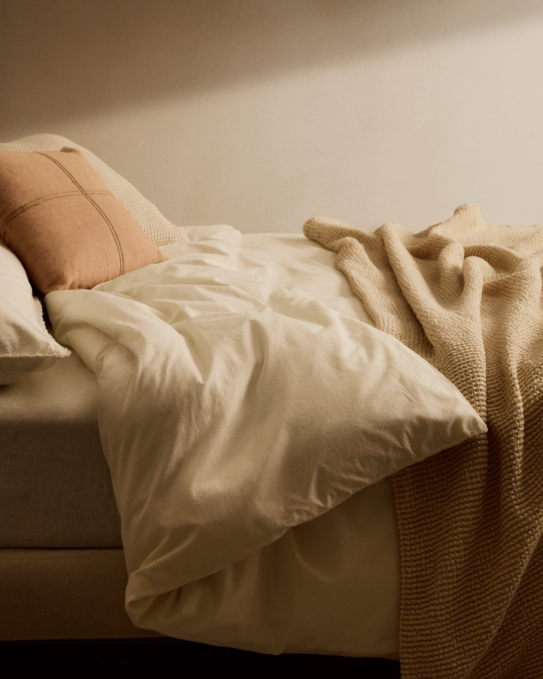 Die Senara Bettdecke in Beige von Kave Home, aus Baumwolle, ideal für 90x135 cm Betten, bietet Komfort und modernes Design.