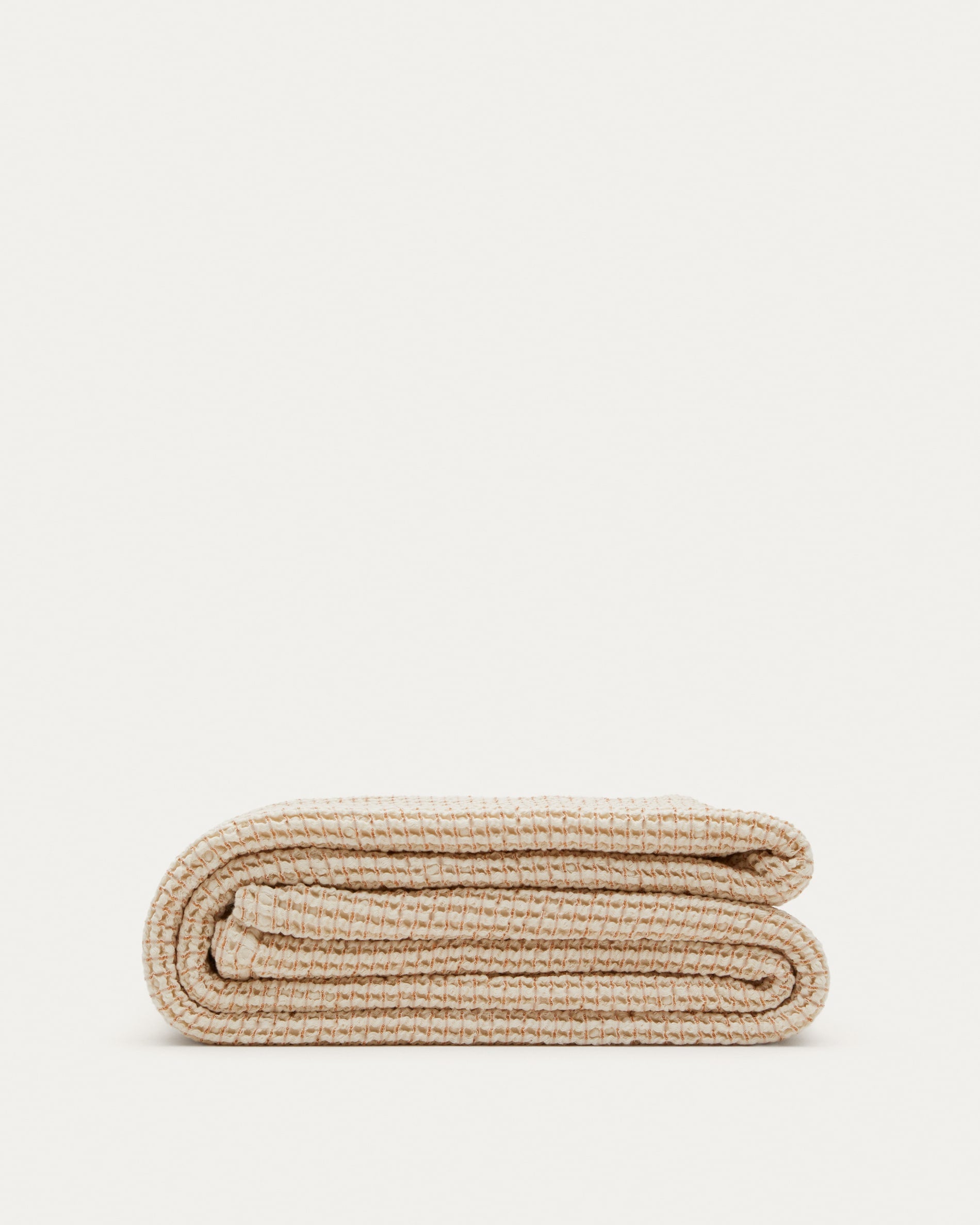 Die Senara Bettdecke von Kave Home in Beige, aus 100% Baumwolle, ideal für 150/160 cm Betten, vereint Stil und Gemütlichkeit.