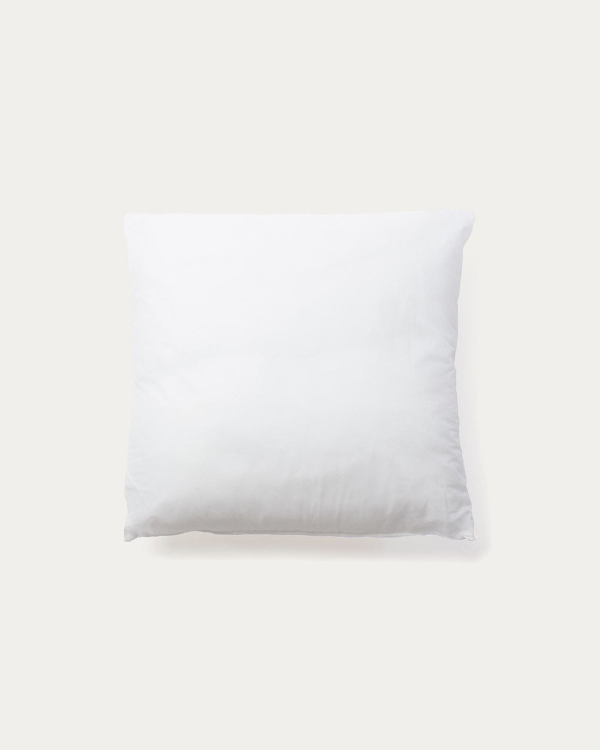 Weisse quadratische Kissenfüllung Dulnia aus 100% Federn, Grösse 45 x 45 cm, von Kave Home, hergestellt in Spanien.