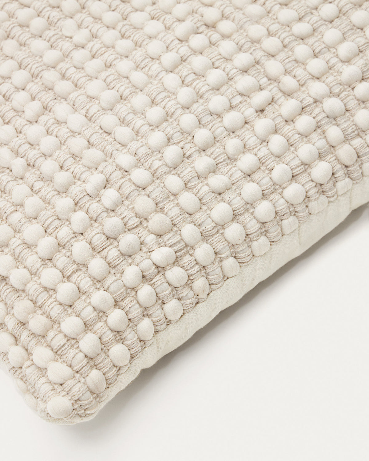 Mascarell Kissenhülle aus Baumwolle und Polyester weiss 45 x 45 cm in präsentiert im Onlineshop von KAQTU Design AG. Deko Kissenbezug ist von Kave Home