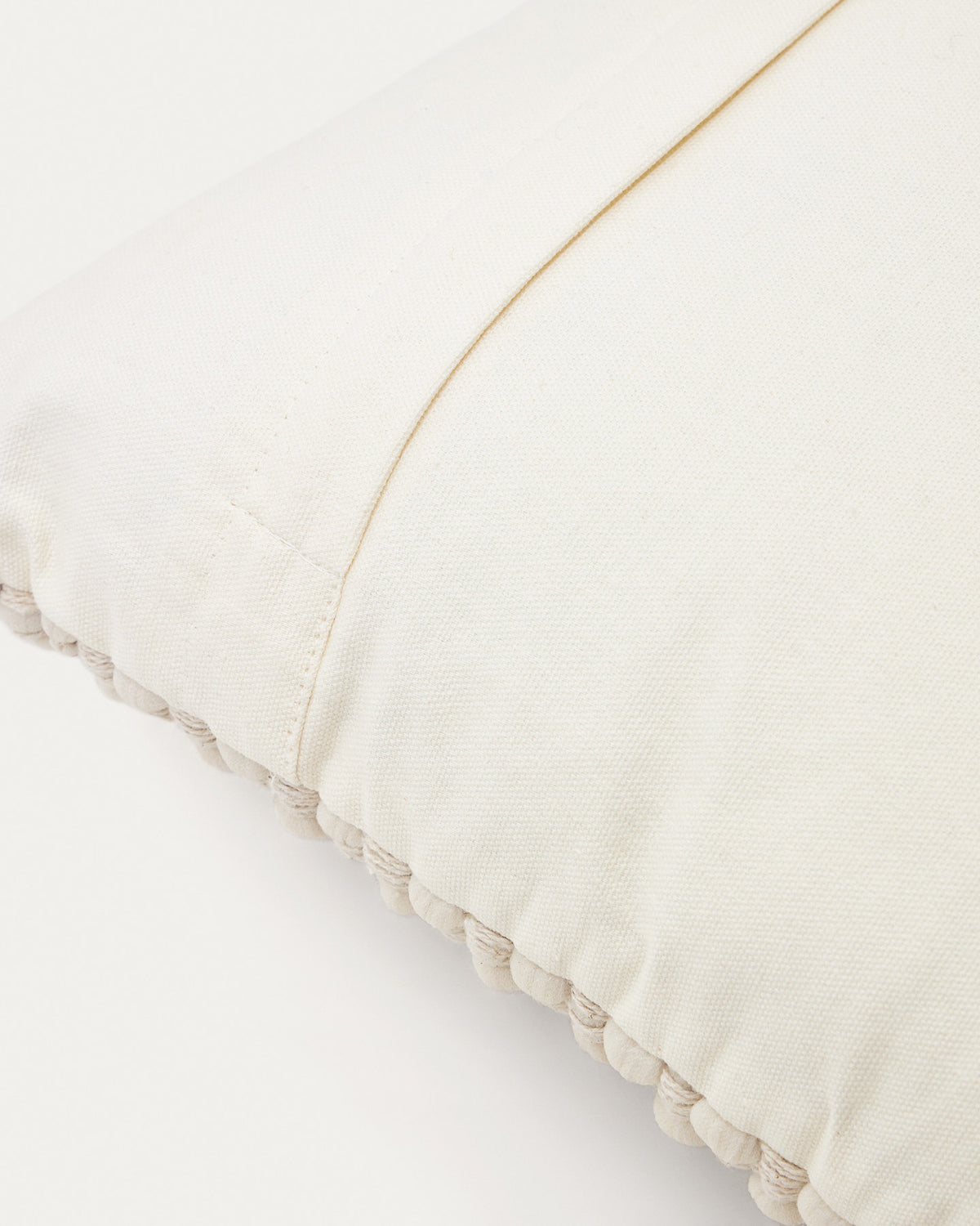 Mascarell Kissenhülle aus Baumwolle und Polyester weiss 45 x 45 cm in präsentiert im Onlineshop von KAQTU Design AG. Deko Kissenbezug ist von Kave Home