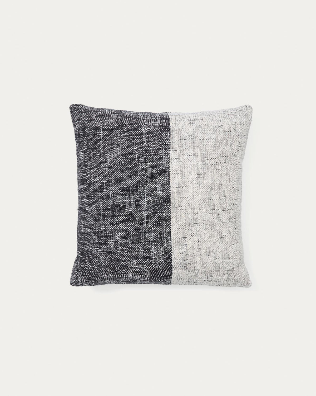 Kissenbezug Dalel grau 45 x 45 cm in Mehrfarbig präsentiert im Onlineshop von KAQTU Design AG. Deko Kissenbezug ist von Kave Home