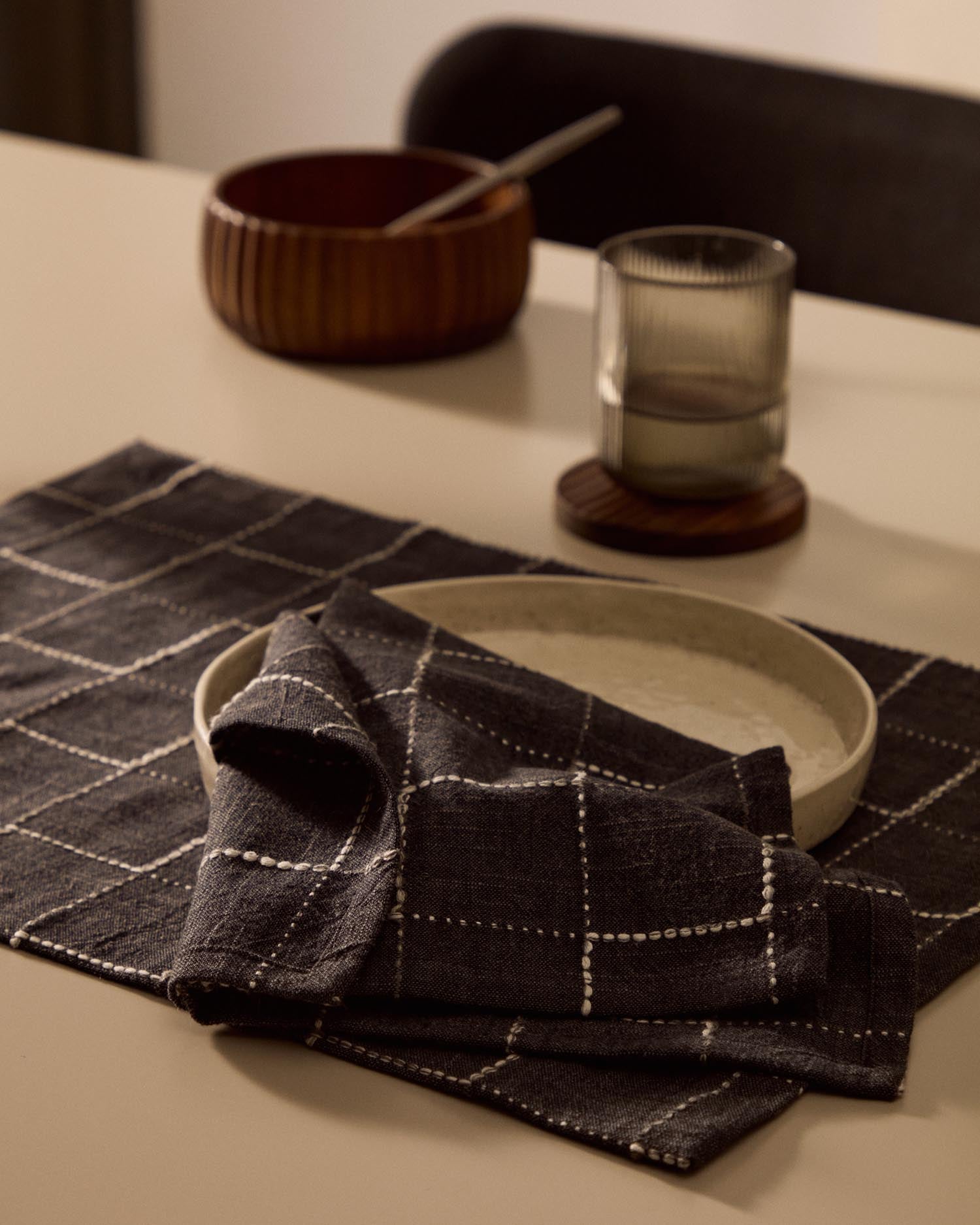 Set Ersen: 2 edle Servietten aus 100% Baumwolle in Schwarz. Weich, saugfähig und pflegeleicht – ideal für jeden Anlass.