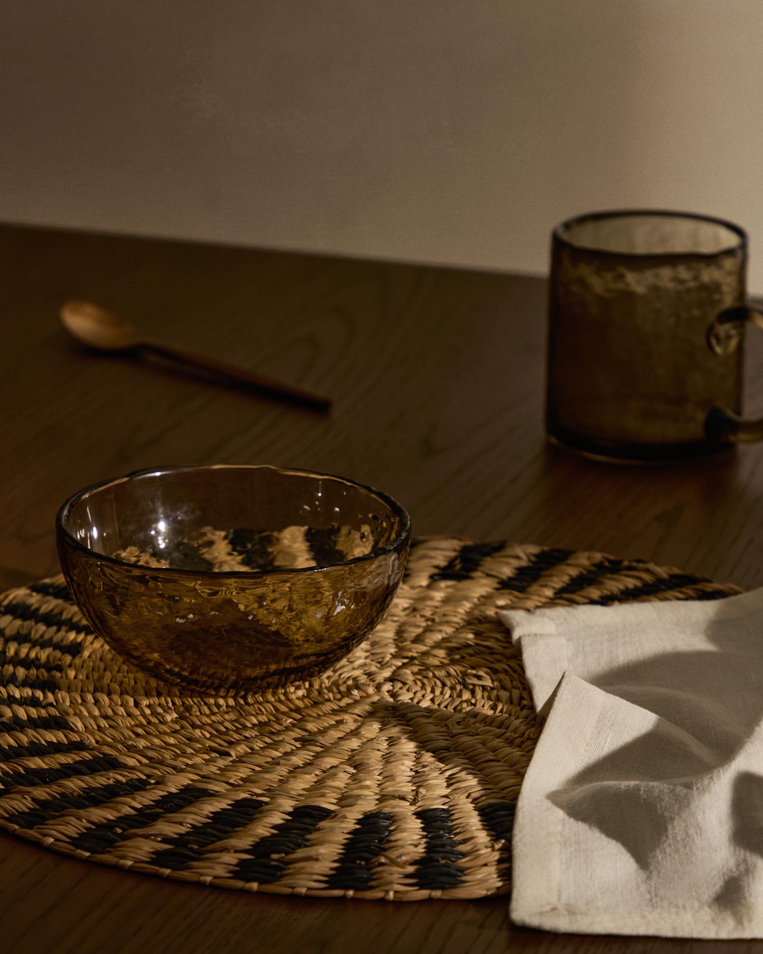 Entdecke das stilvolle Arta 2er Tischset aus Naturfasern von Kave Home. Mit Ø 35 cm und elegantem Finish bringt es Nachhaltigkeit und Design in Dein Zuhause.