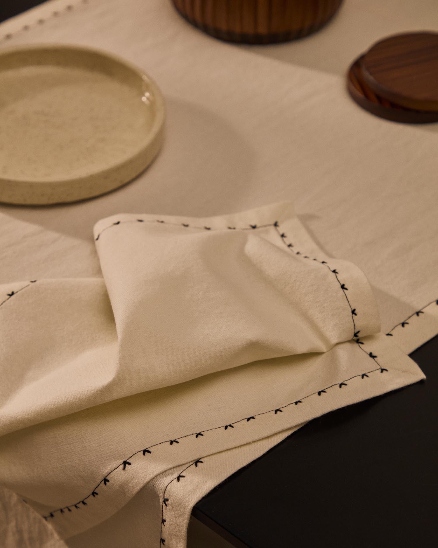 Set aus 2 beigen Baumwollservietten mit schwarzer Stickerei, ideal für stilvolle Tischdekoration, von Kave Home.