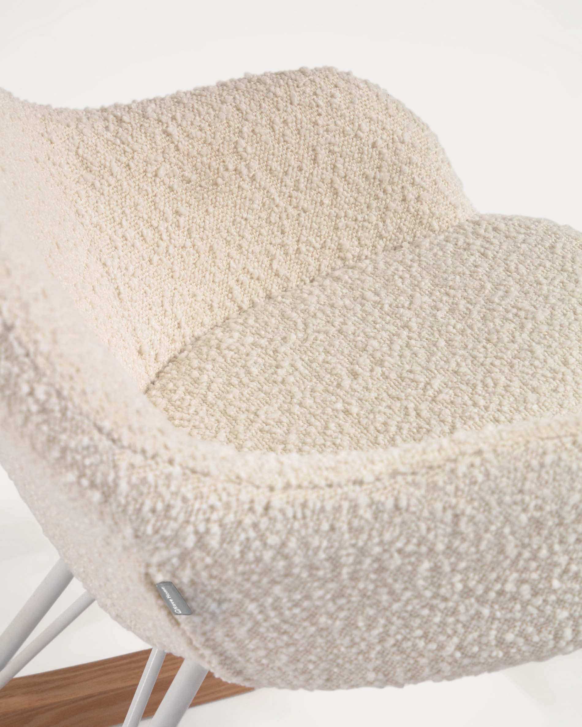 Der Joey Schaukelstuhl für Kinder von Kave Home bietet eine sichere, bequeme Sitzgelegenheit aus strapazierfähigem Bouclé-Stoff in elegantem Weiß.