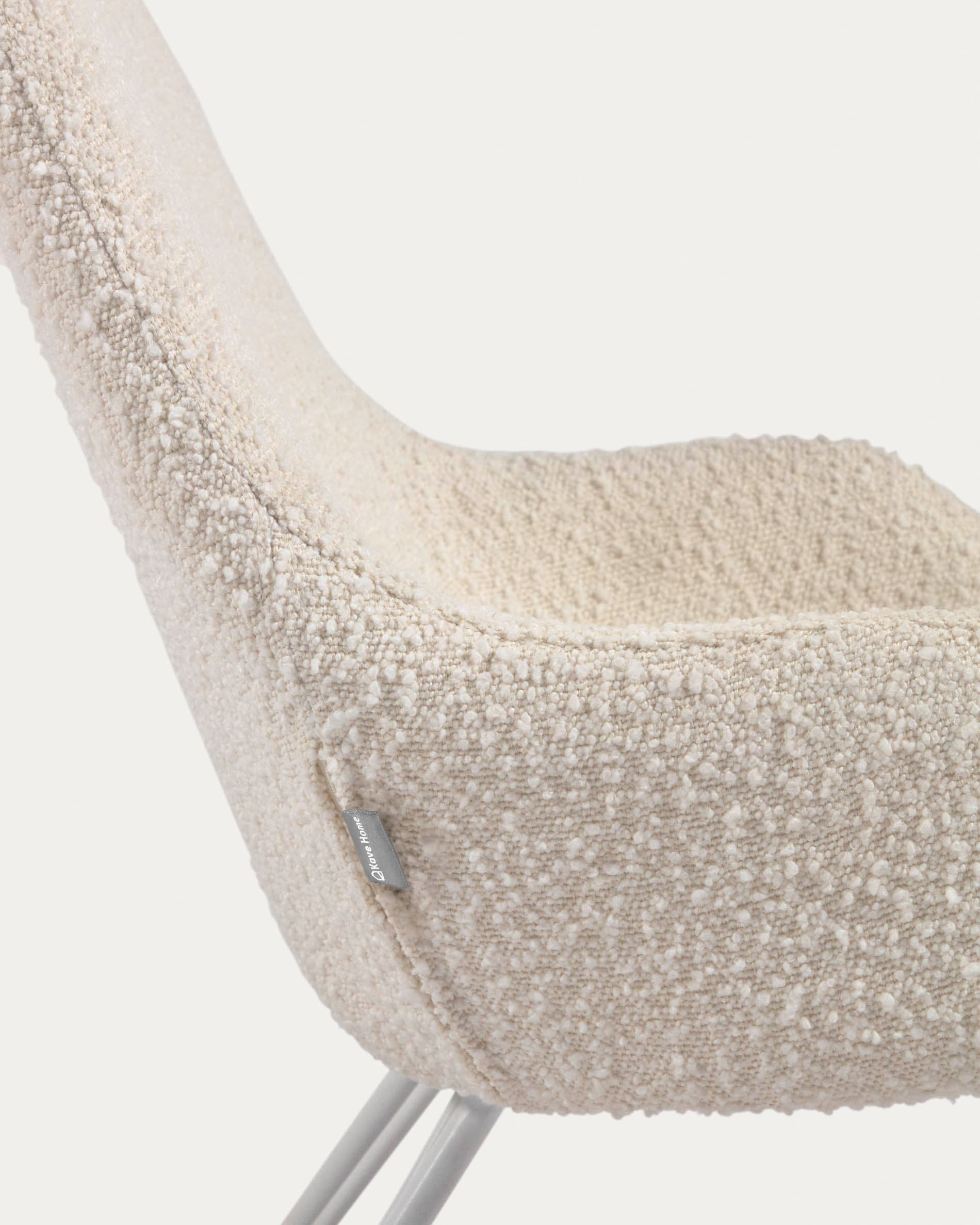 Der stilvolle Joey Schaukelstuhl für Kinder von Kave Home vereint Komfort und Sicherheit in einem zeitlosen Design aus weichem, strapazierfähigem Bouclé-Stoff.