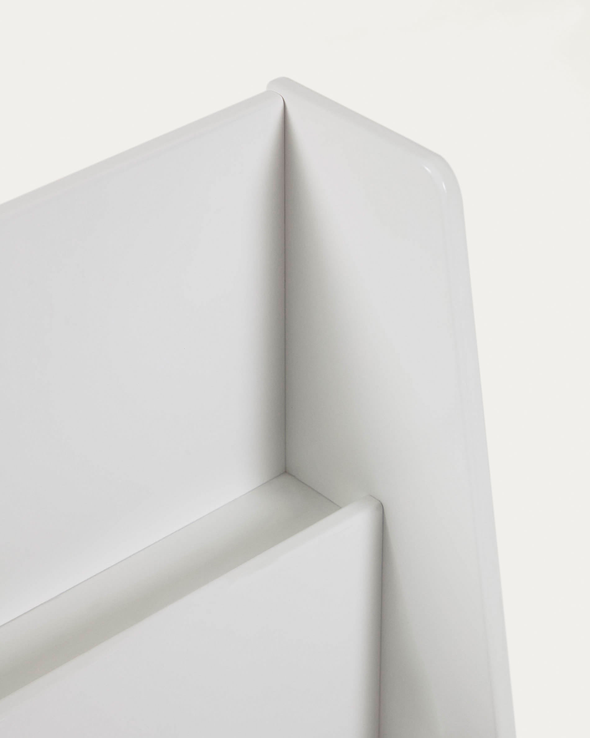 Entdecken Sie das Adiventina Bücherregal von Kave Home: Elegantes, weißes MDF-Regal für Kinderzimmer, ideal zur Aufbewahrung von Büchern und Spielzeug.