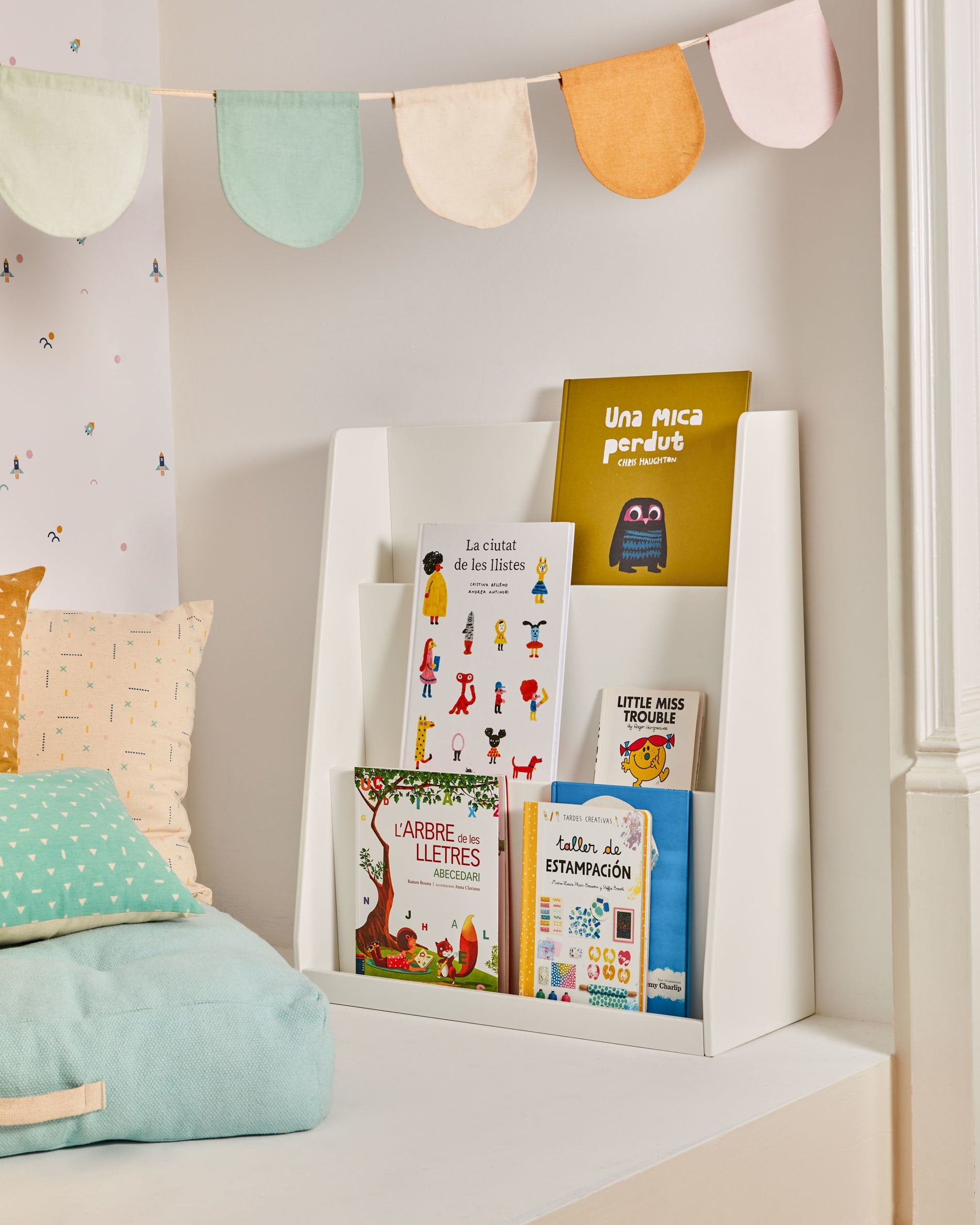 Ein elegantes, weisses Bücherregal aus MDF, ideal für Kinderzimmer, bietet Platz für Bücher und Spielzeug, fördert Ordnung und Kreativität.
