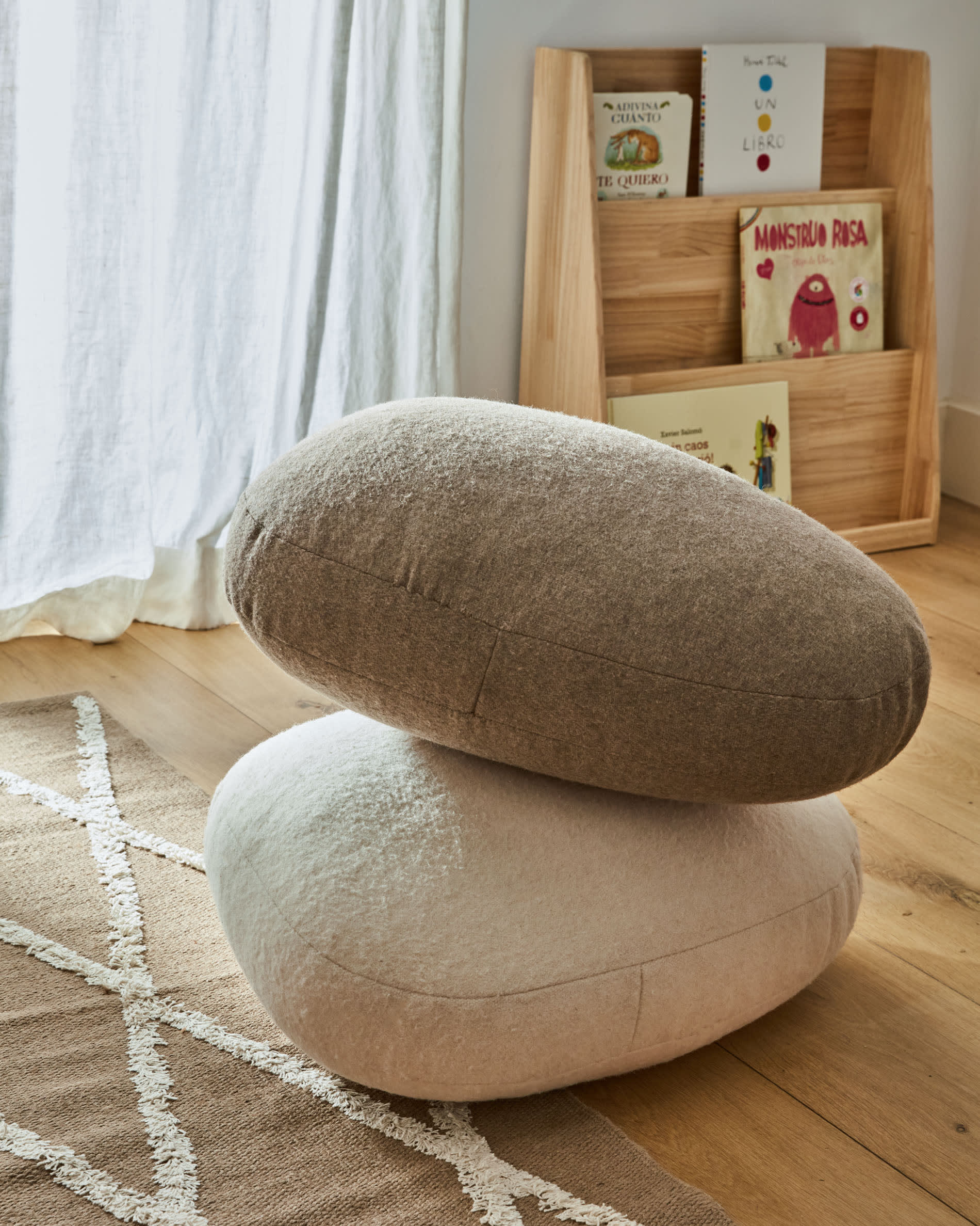 Das Adiventina Bücherregal aus massiver Kiefer von Kave Home bietet natürlichen Stil und Funktionalität in kompaktem Design.