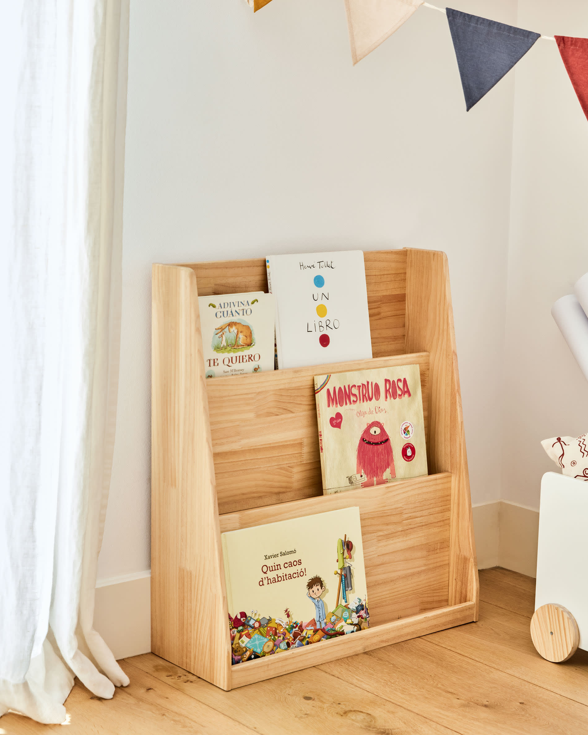 Das Adiventina Regal aus massiver Kiefer bietet natürliche Eleganz und Funktionalität für Ihre Bücher und Dekoration.