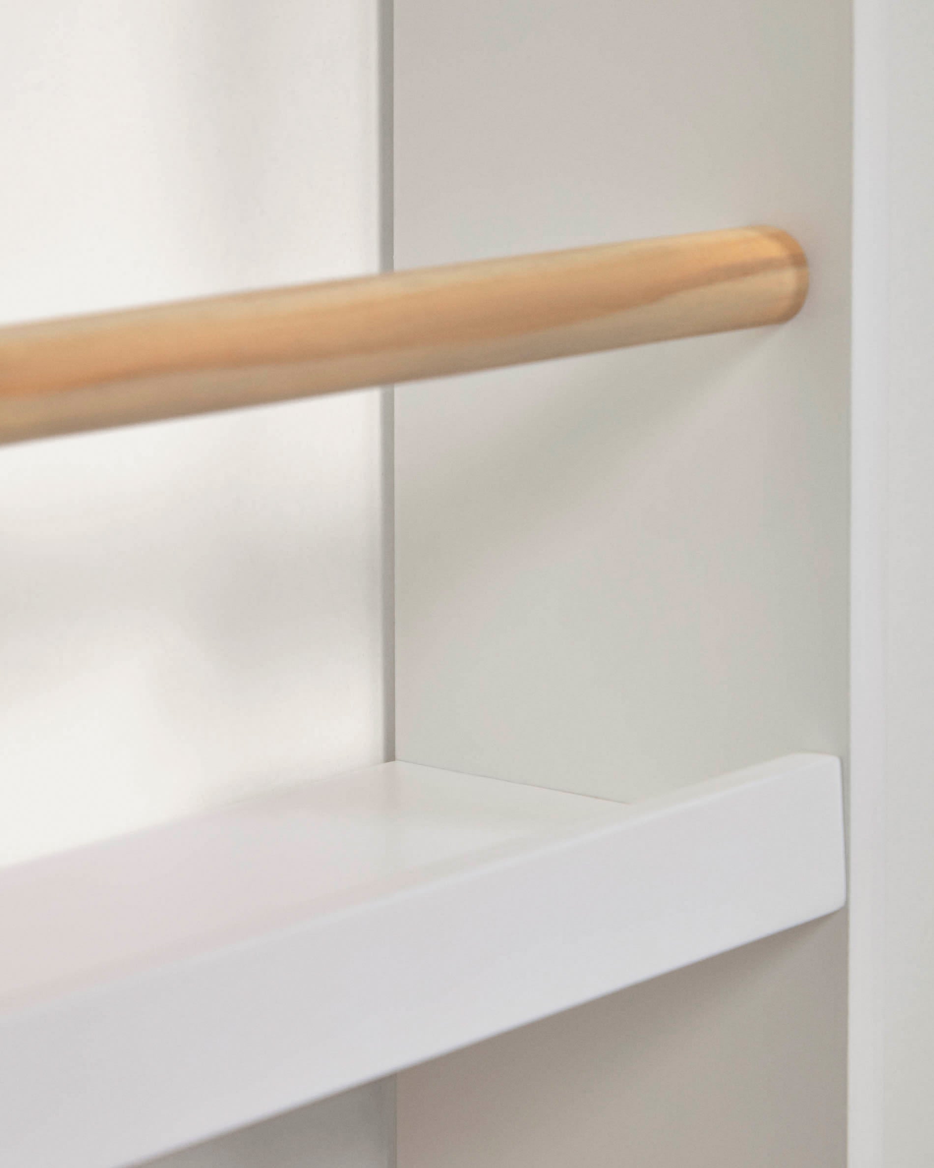 Das Gopi Regal von Kave Home kombiniert elegantes Design mit praktischen Stauraumlösungen aus robustem Kiefernholz für das Kinderzimmer.