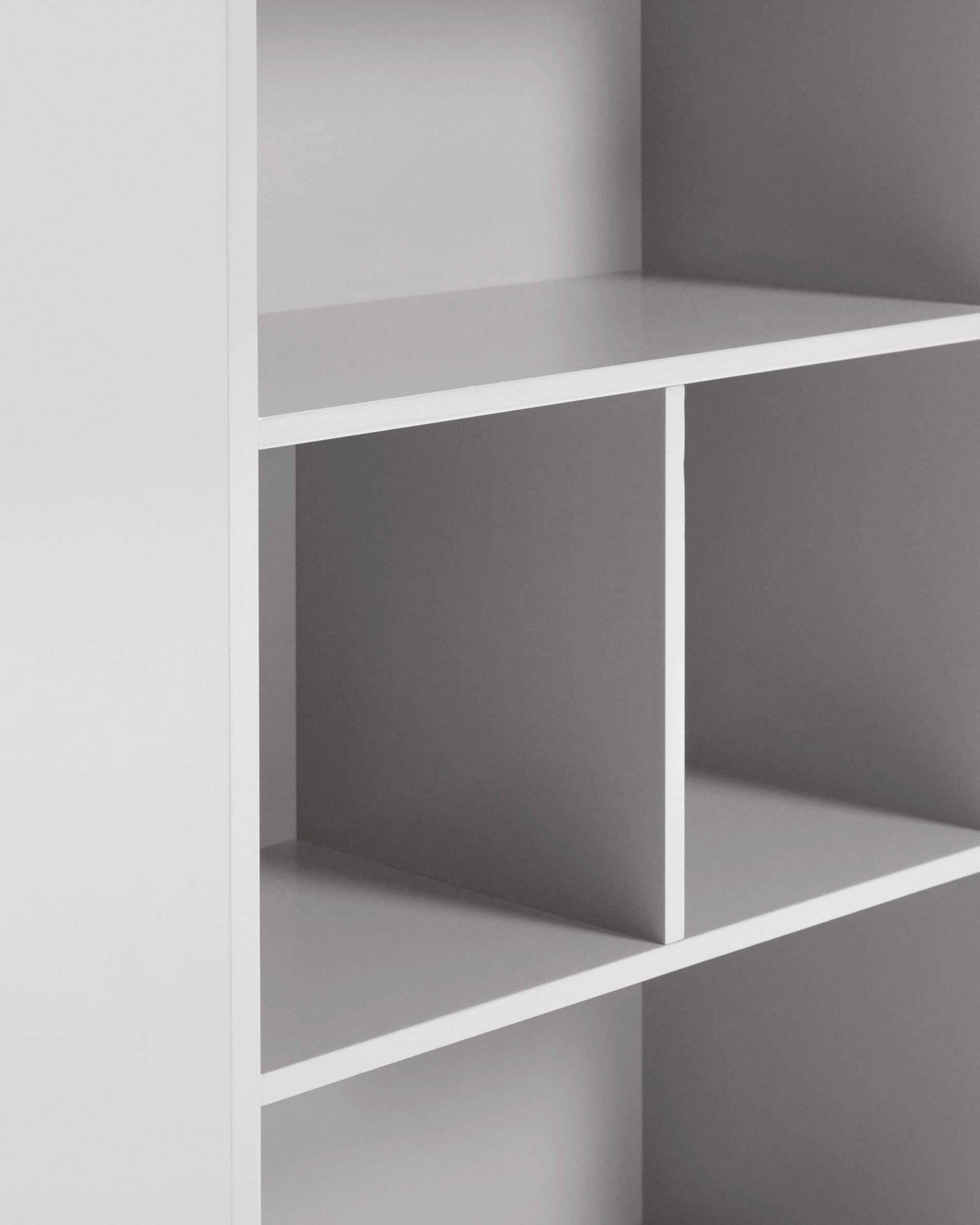 Das Celeste Kinderhaus Regal in Weiß von Kave Home ist ideal für Kinderzimmer. Es kombiniert stilvolles Design mit praktischer Aufbewahrung für Spielzeug und Bücher.