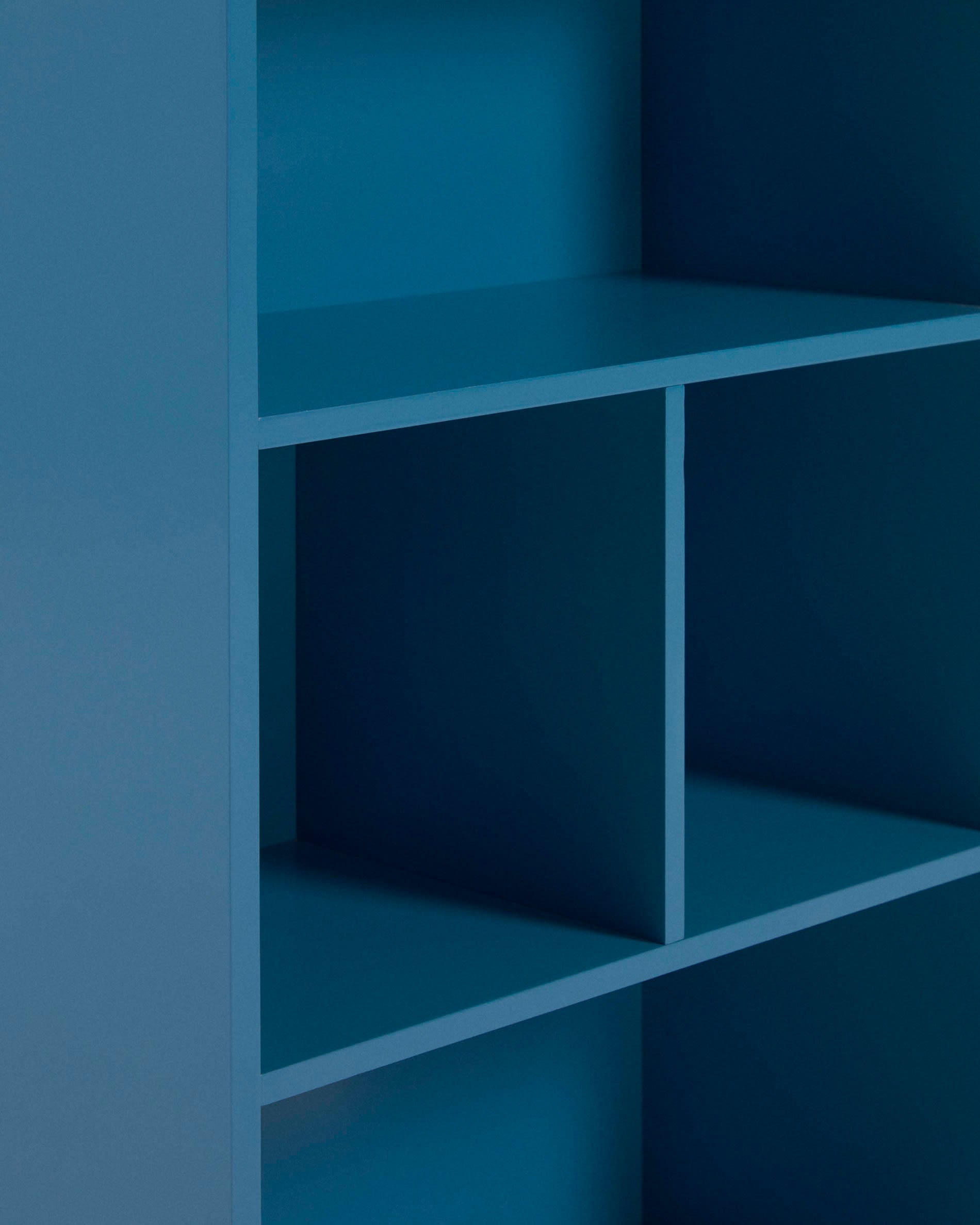 Das Celeste Kinderhaus Regal in Blau (50 x 105 cm) von Kave Home vereint Funktionalität und Design, ideal für kreative Kinderzimmer.