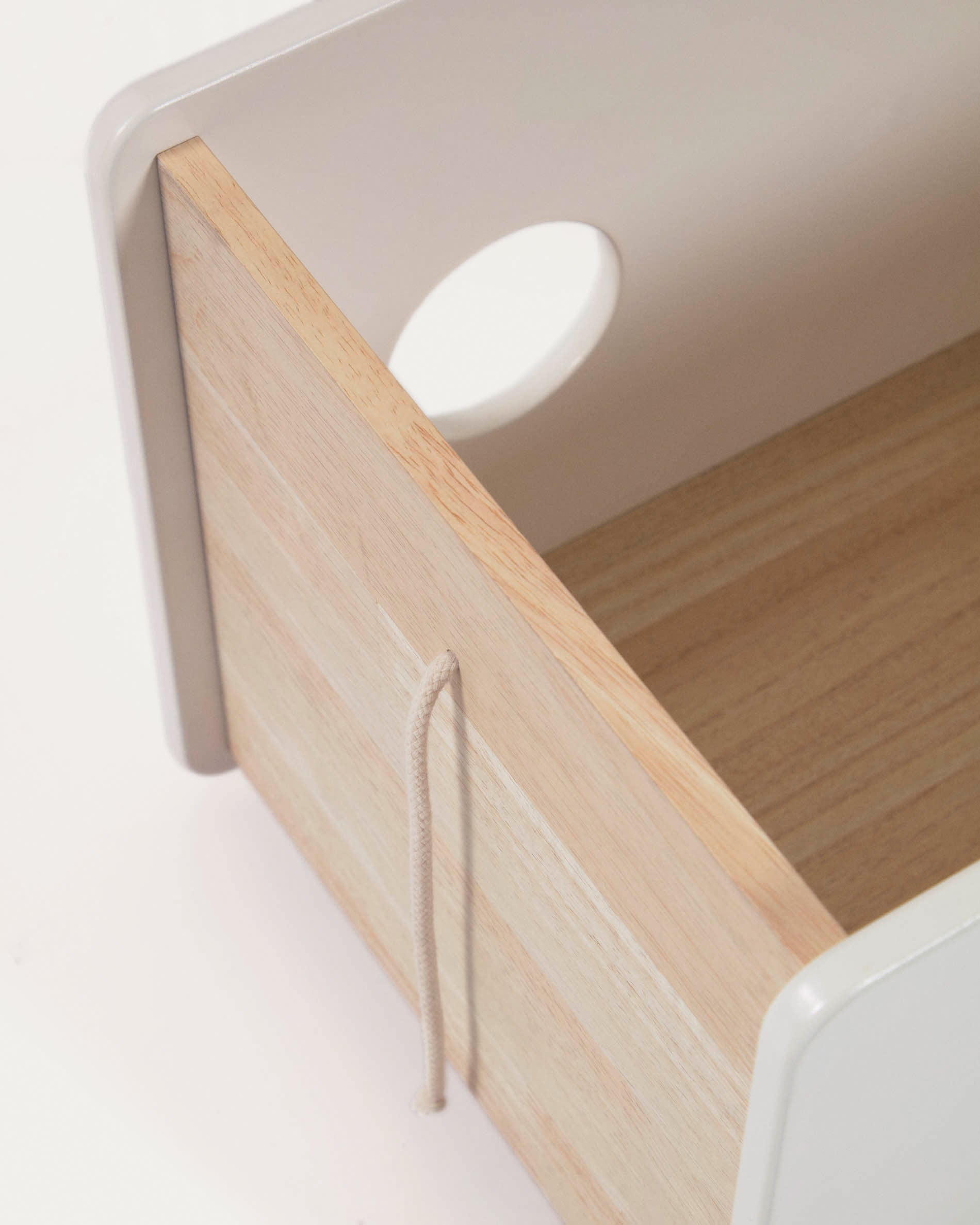 Der Bianina Aufbewahrungswagen von Kave Home kombiniert robustes Kiefernholz mit elegantem MDF und bietet stilvolle Aufbewahrungslösungen für jedes Kinderzimmer.