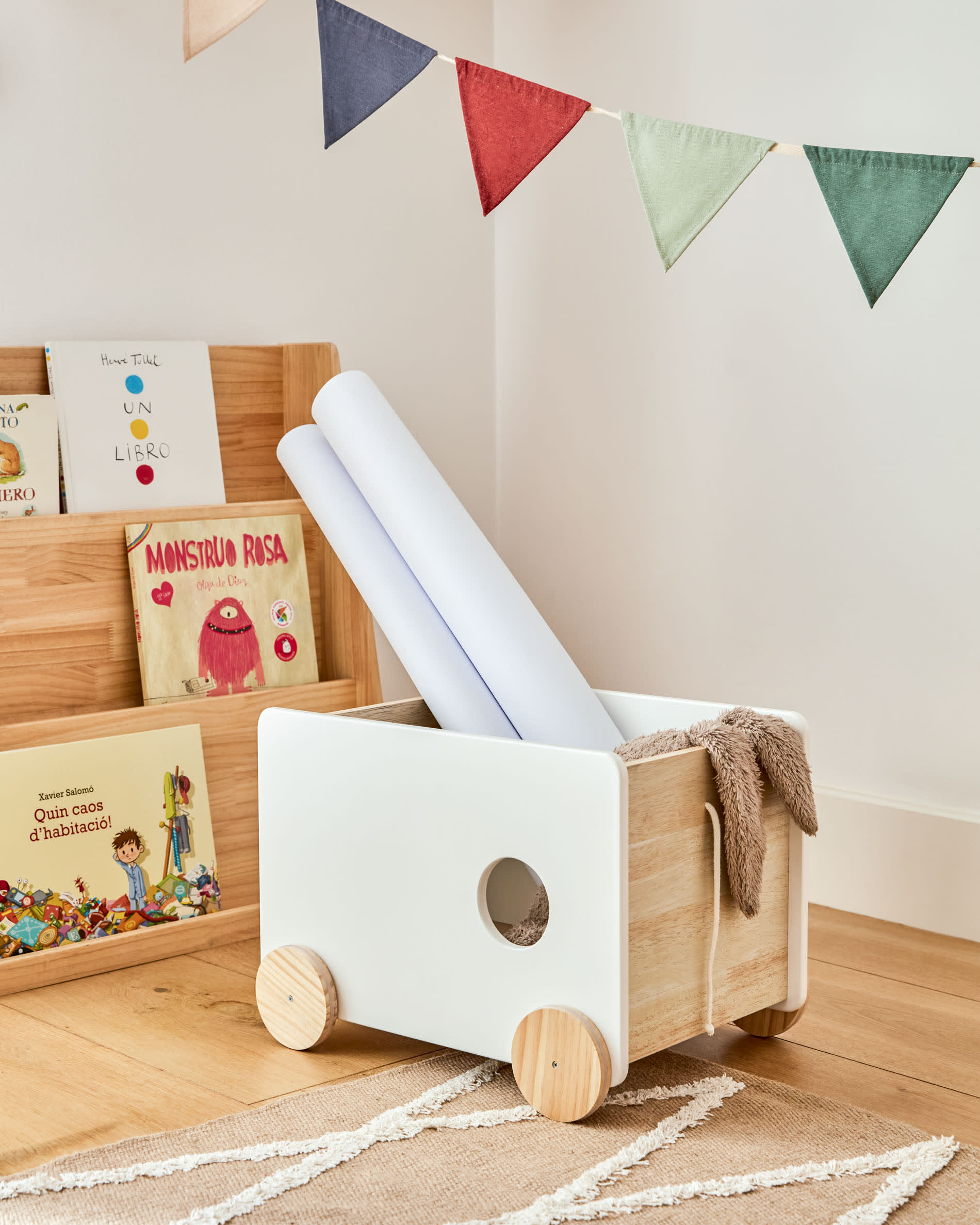 Der Bianina Aufbewahrungswagen kombiniert natürliche Kiefer mit weissem MDF für stilvolle Ordnung im Kinderzimmer.