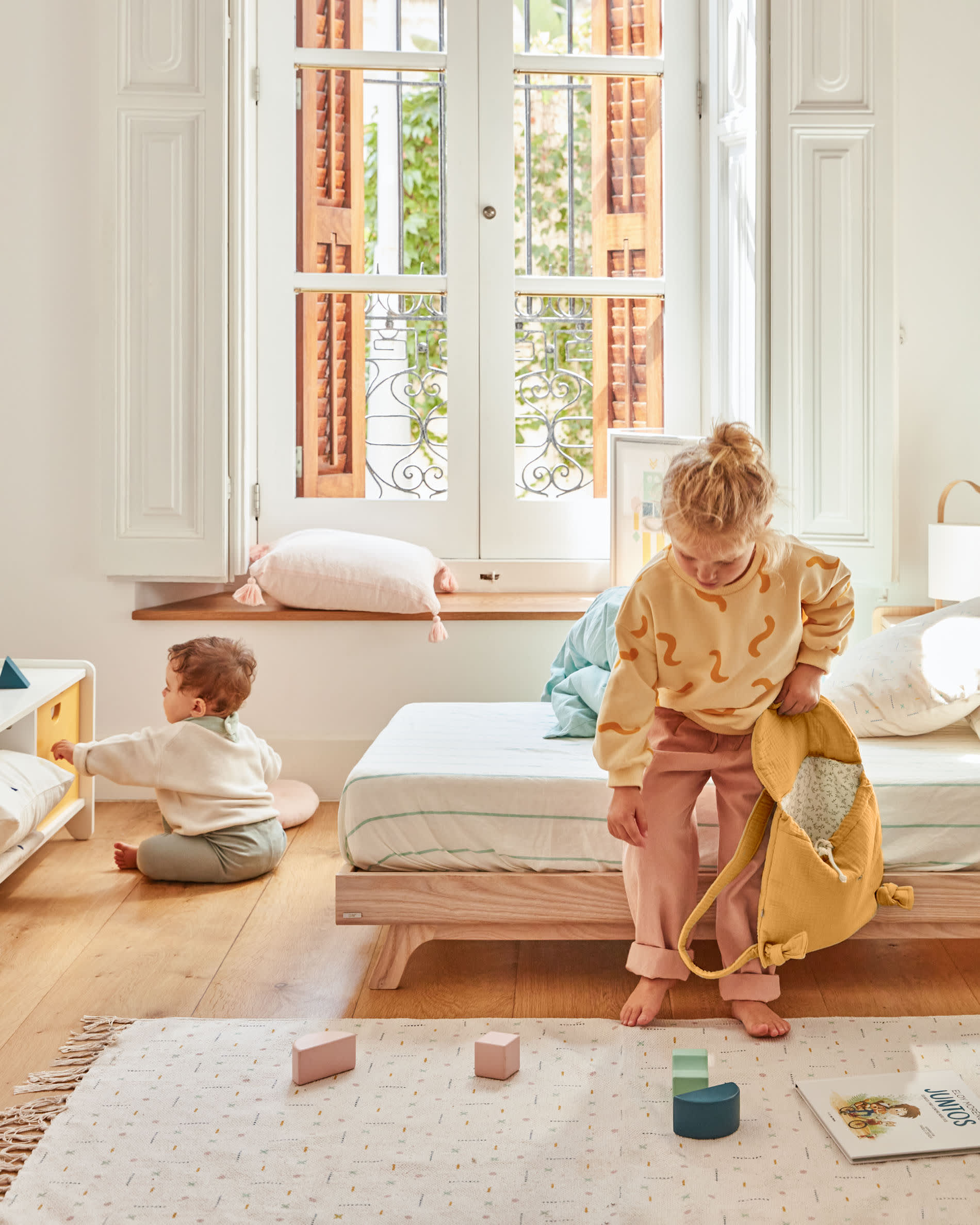 Das Nunila Möbel von Kave Home aus weissem MDF kombiniert modernes Design mit praktischer Aufbewahrung auf 78 cm Breite.