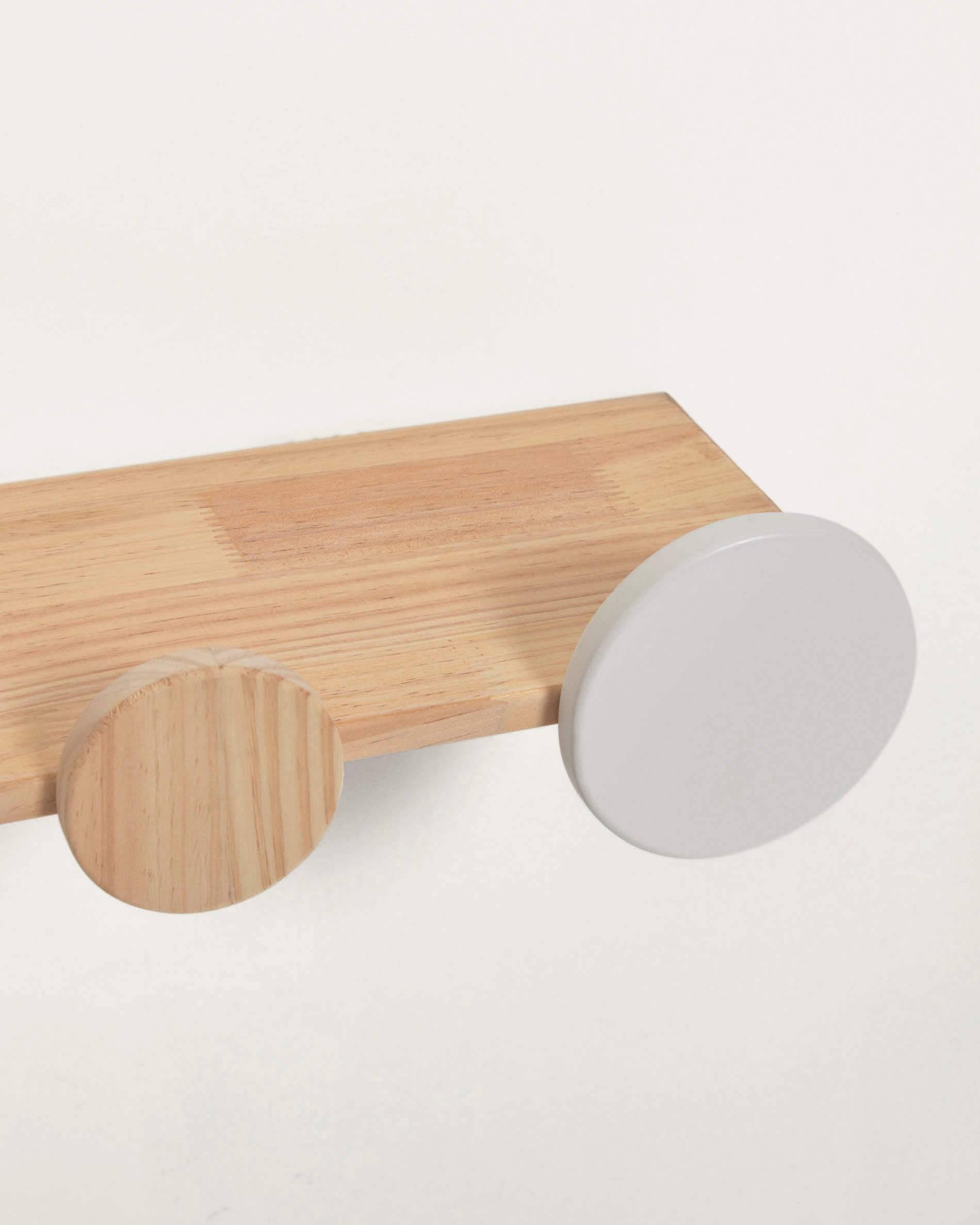 Stilvolles Diti Regal aus robustem Kiefernholz und farbigem MDF in Weiss und Türkis, 60 x 26 cm, ideal für Ordnung im Kinderzimmer.