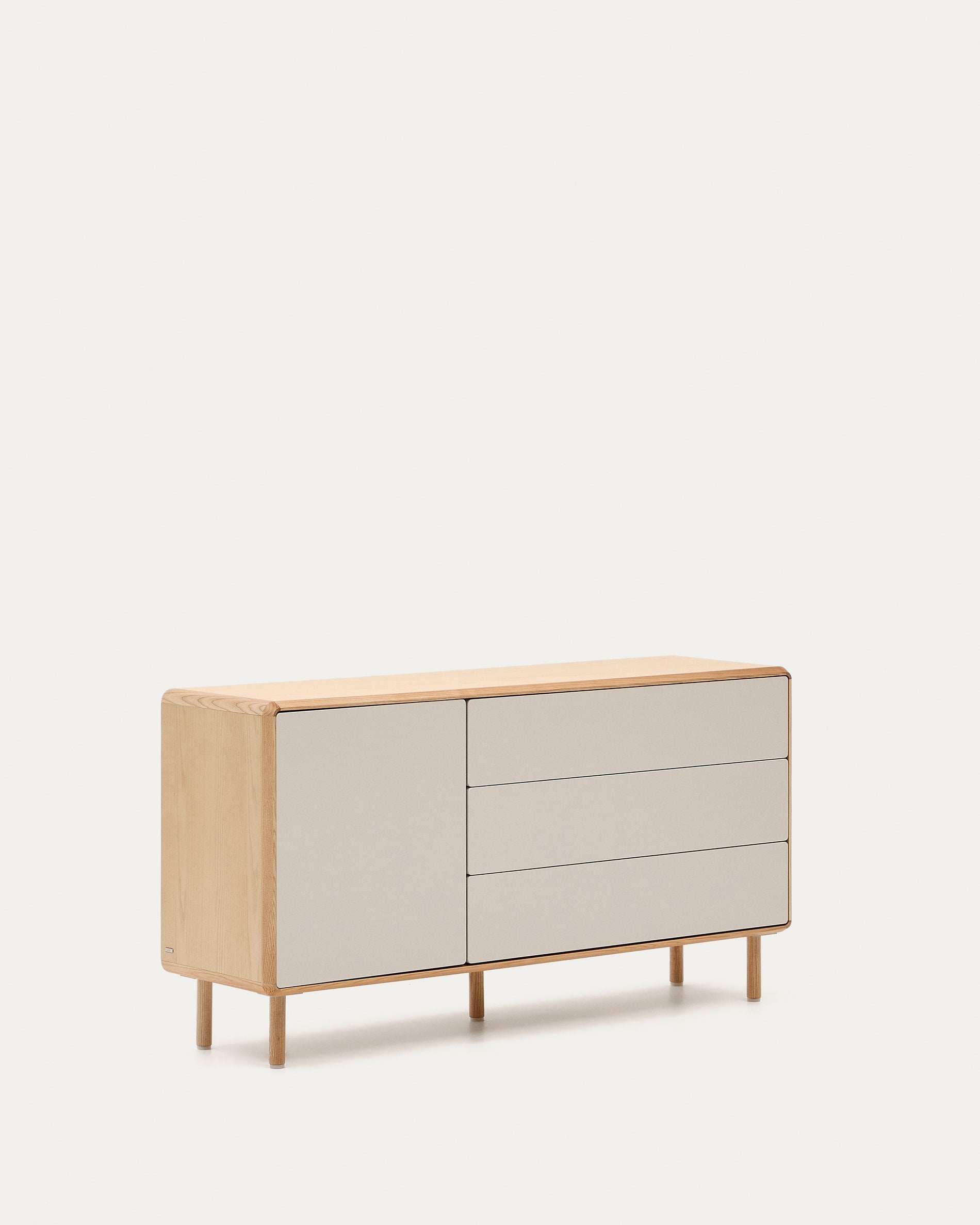 Das Anielle Sideboard aus Esche bietet mit 1 Tür und 3 Schubladen auf 150 x 78 cm eine elegante und praktische Aufbewahrungslösung.