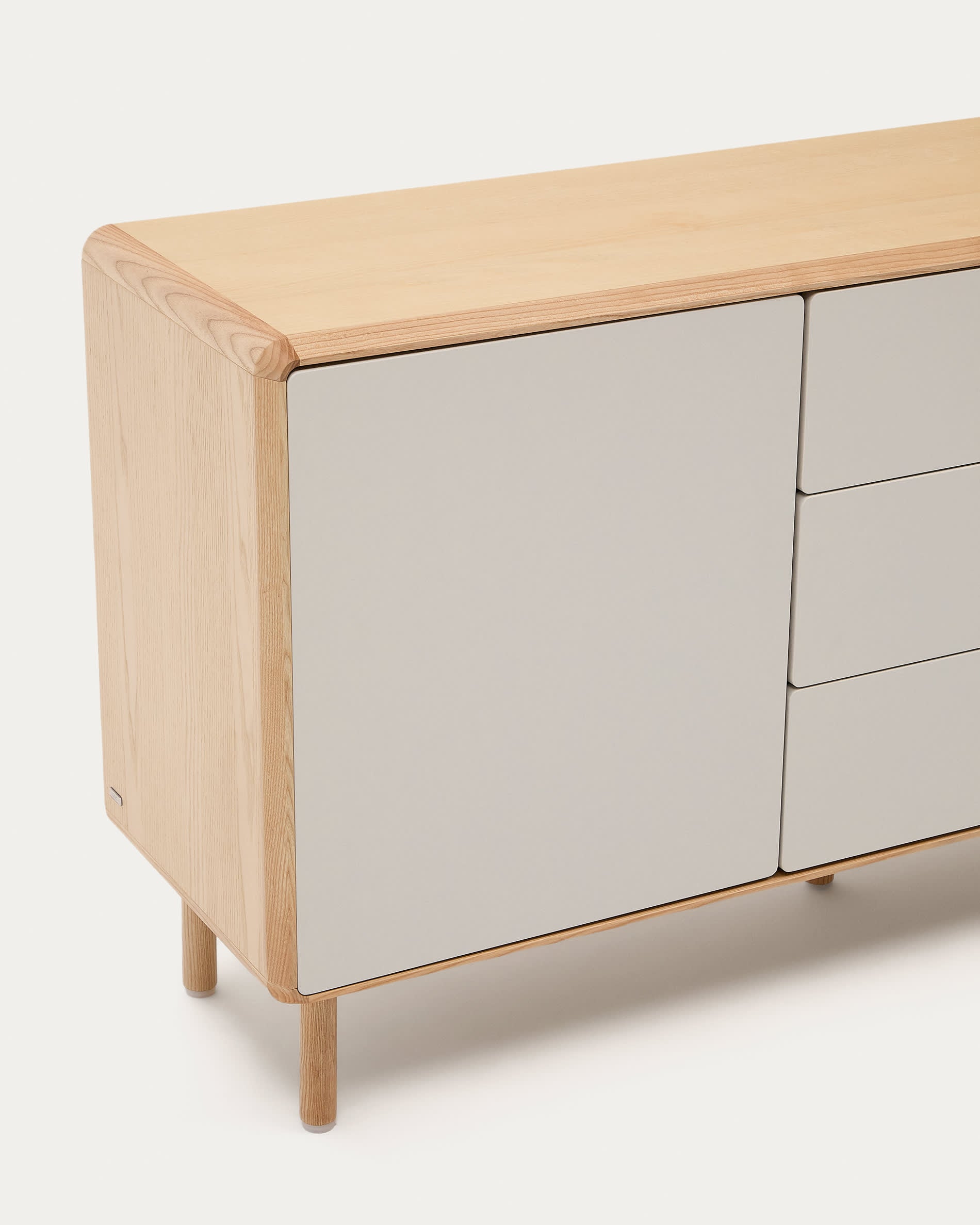 Das Anielle Sideboard von Kave Home vereint elegantes Design aus massivem Eschenholz mit praktischen Stauraumlösungen in 150 x 78 cm.