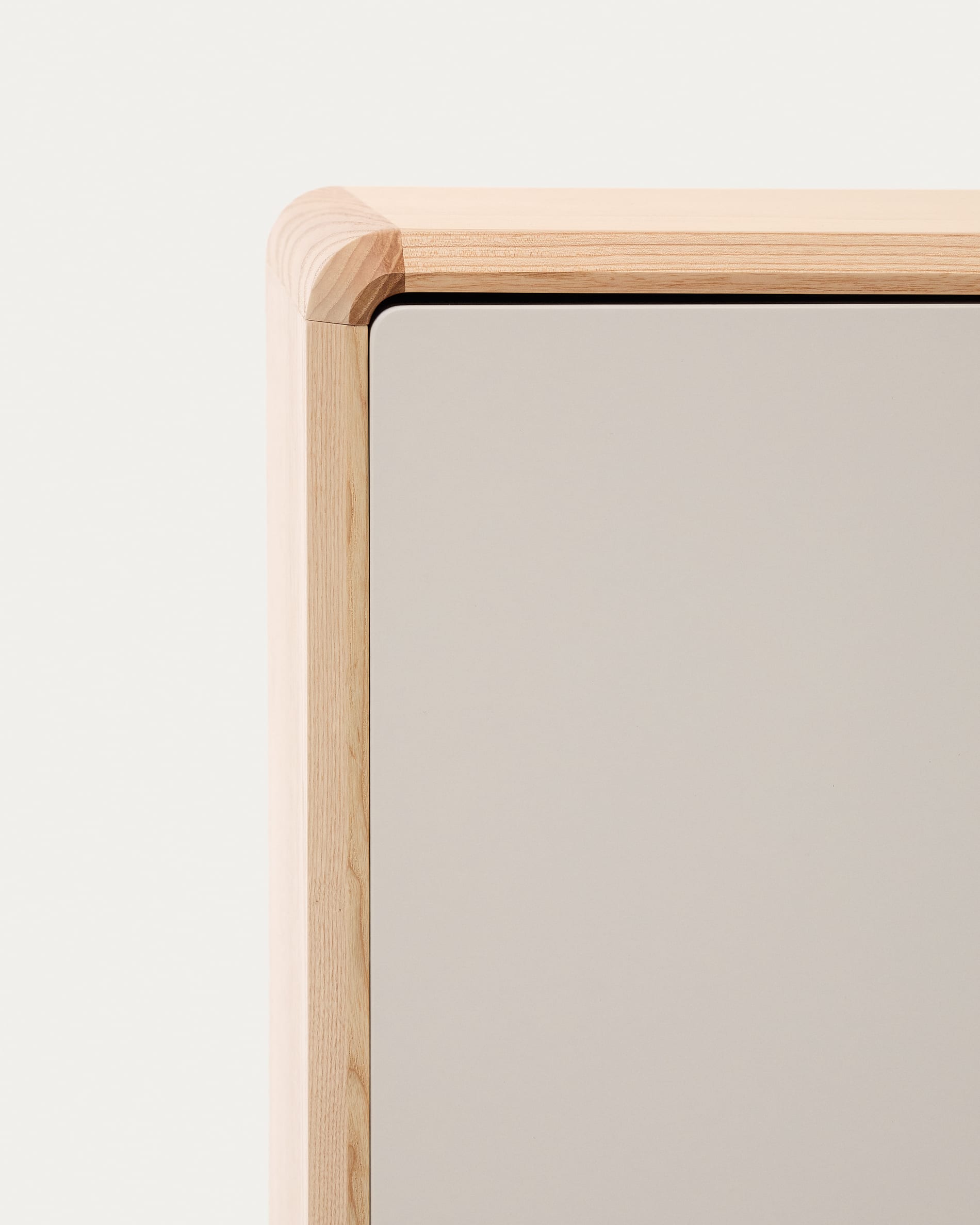 Das Anielle Sideboard von Kave Home kombiniert stilvolle Ästhetik aus Esche mit cleverem Stauraum, ideal für jedes Zuhause.