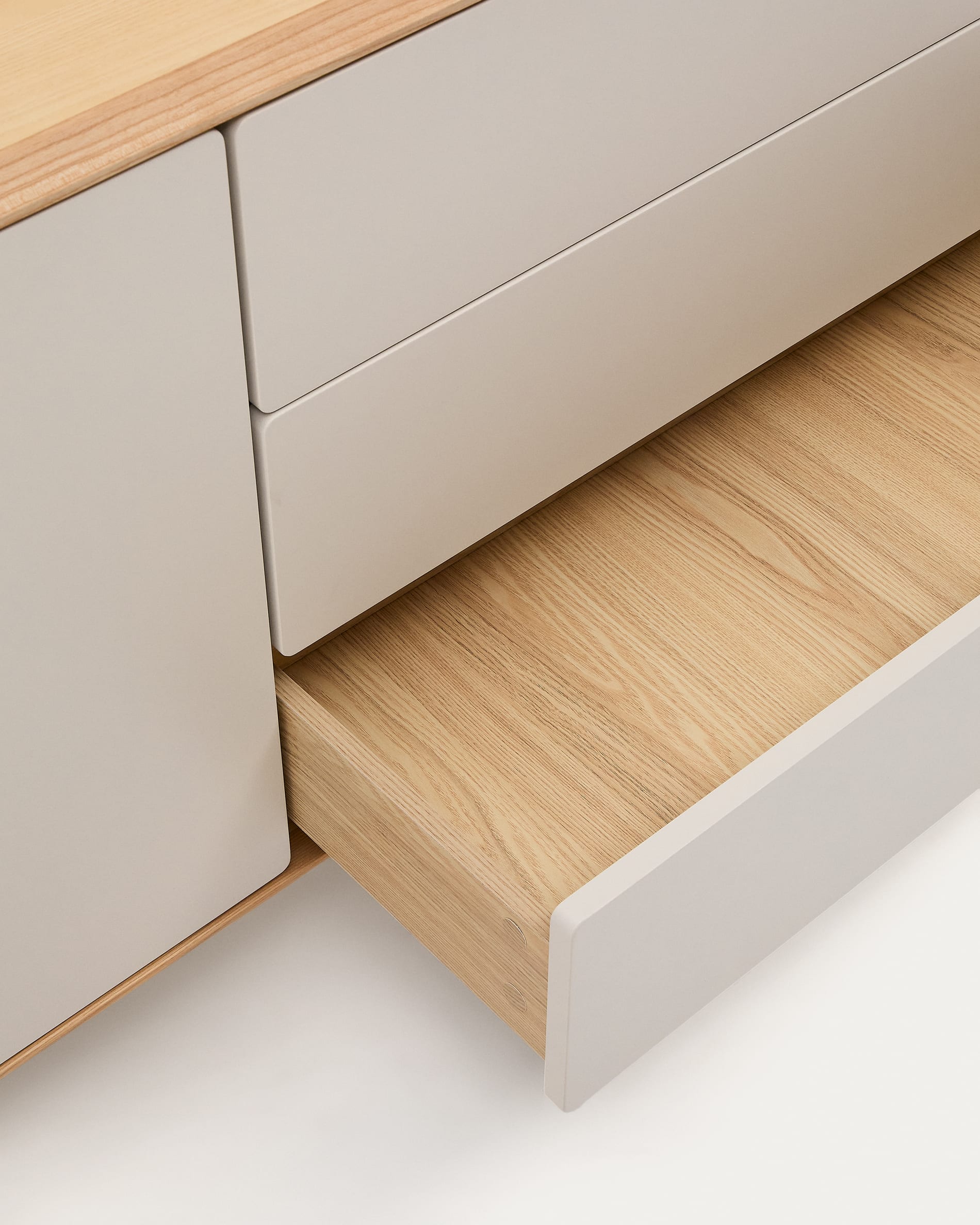 Das Anielle Sideboard von Kave Home vereint elegantes Eschenholz-Design mit praktischen Schubladen und einer Tür für optimalen Stauraum.