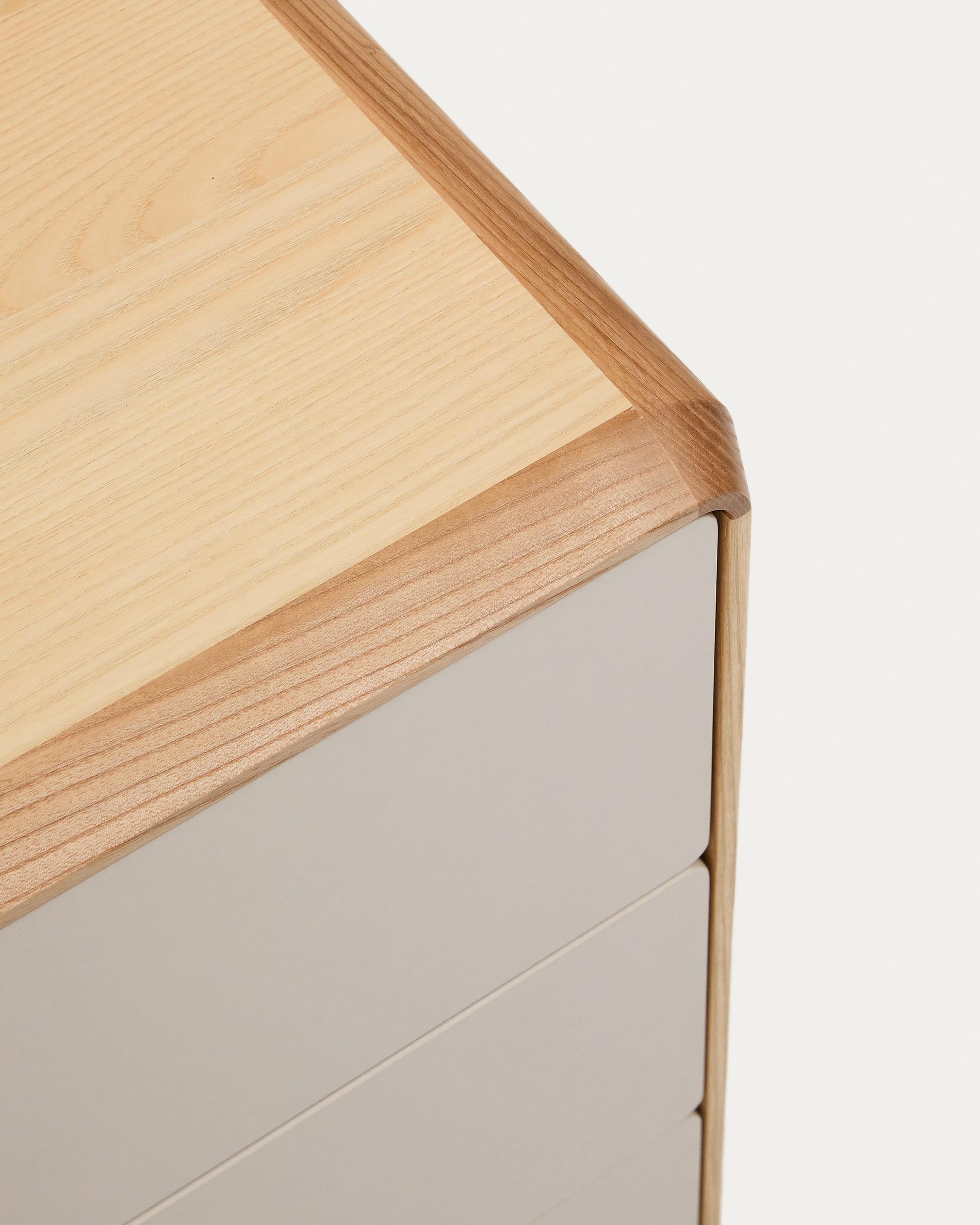 Das Anielle Sideboard von Kave Home vereint elegantes Design aus massivem Eschenholz mit praktischen Aufbewahrungslösungen für Ihr Zuhause.