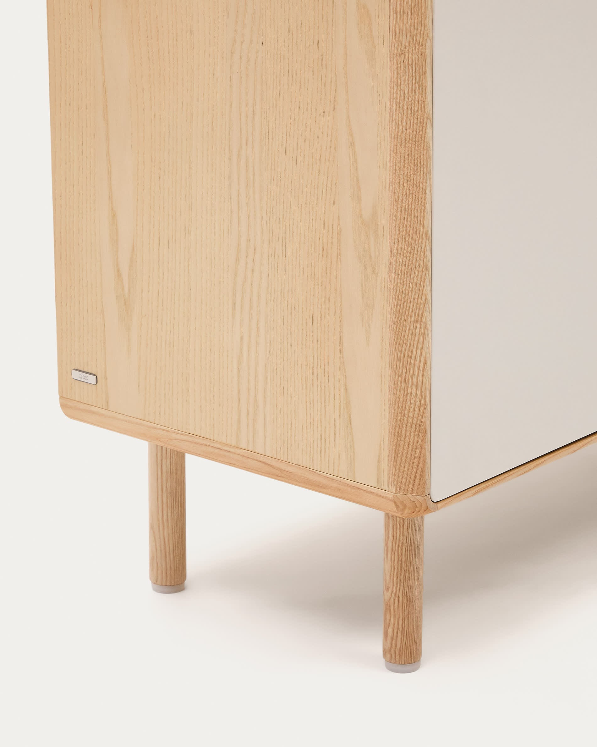 Das Anielle Sideboard von Kave Home kombiniert stilvolle Ästhetik aus Esche mit funktionalen Stauraummöglichkeiten für jeden Raum.