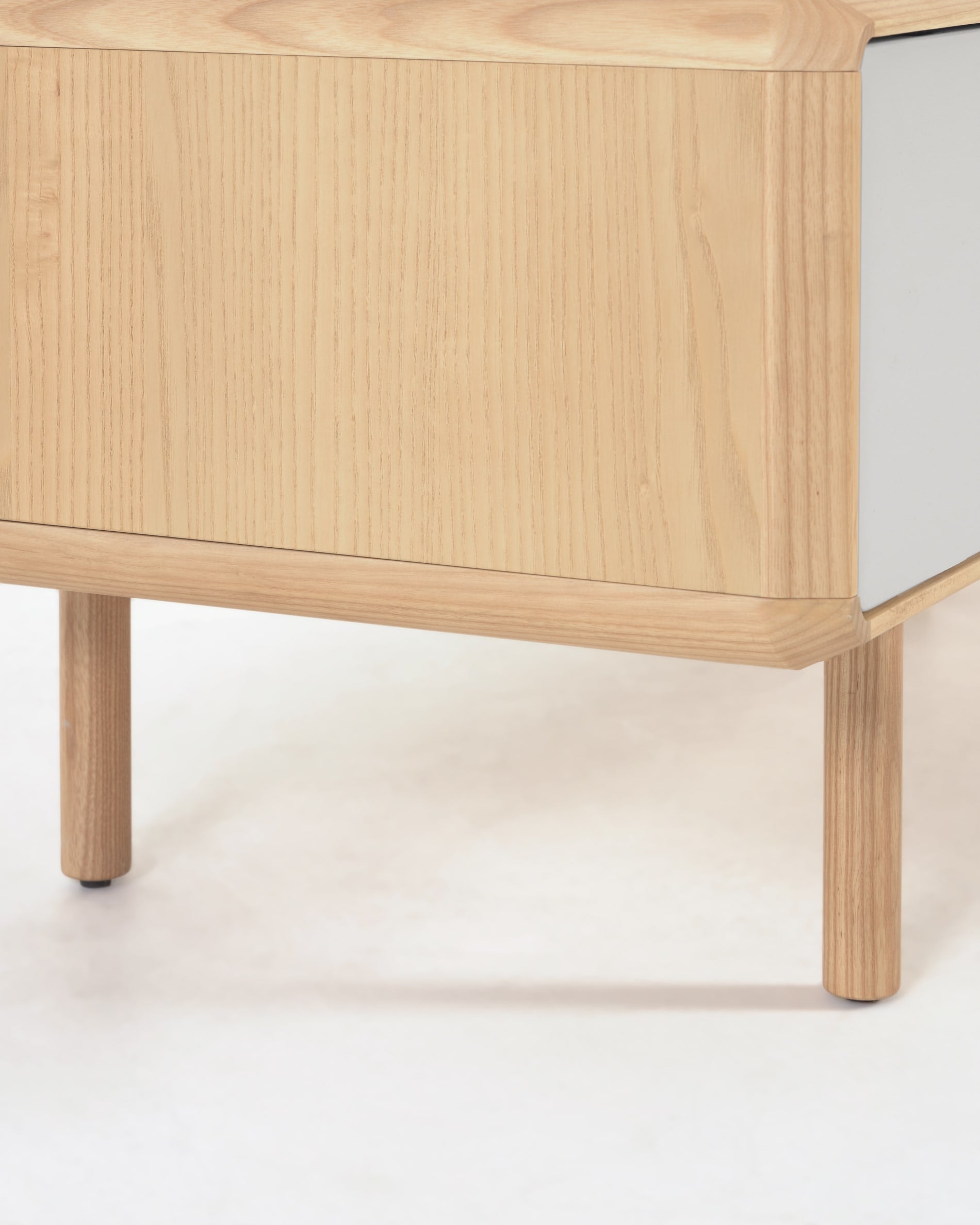 Eleganter TV-Schrank aus massiver Esche und Furnier, 180 x 41 cm, mit 2 Türen für funktionalen Stauraum und modernes Design.