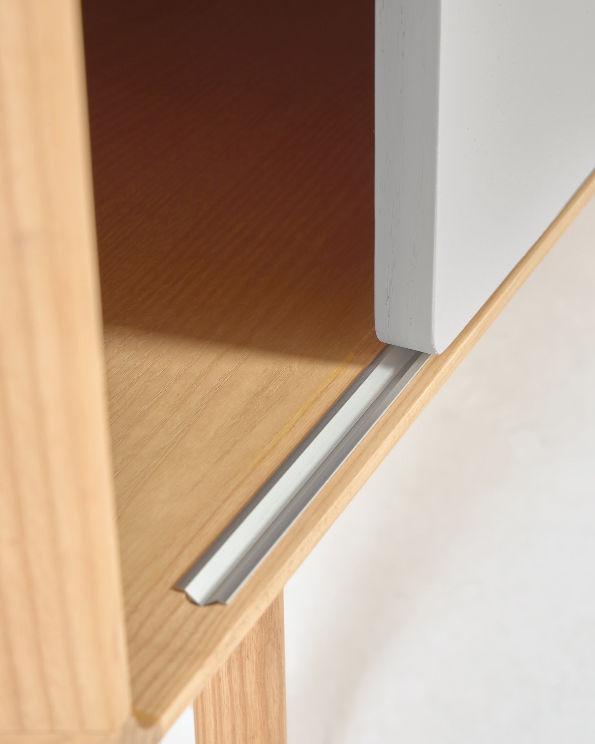 Eleganter TV-Schrank aus massiver Esche und Furnier, 180 x 41 cm, mit 2 Türen für praktischen Stauraum und modernes Design.