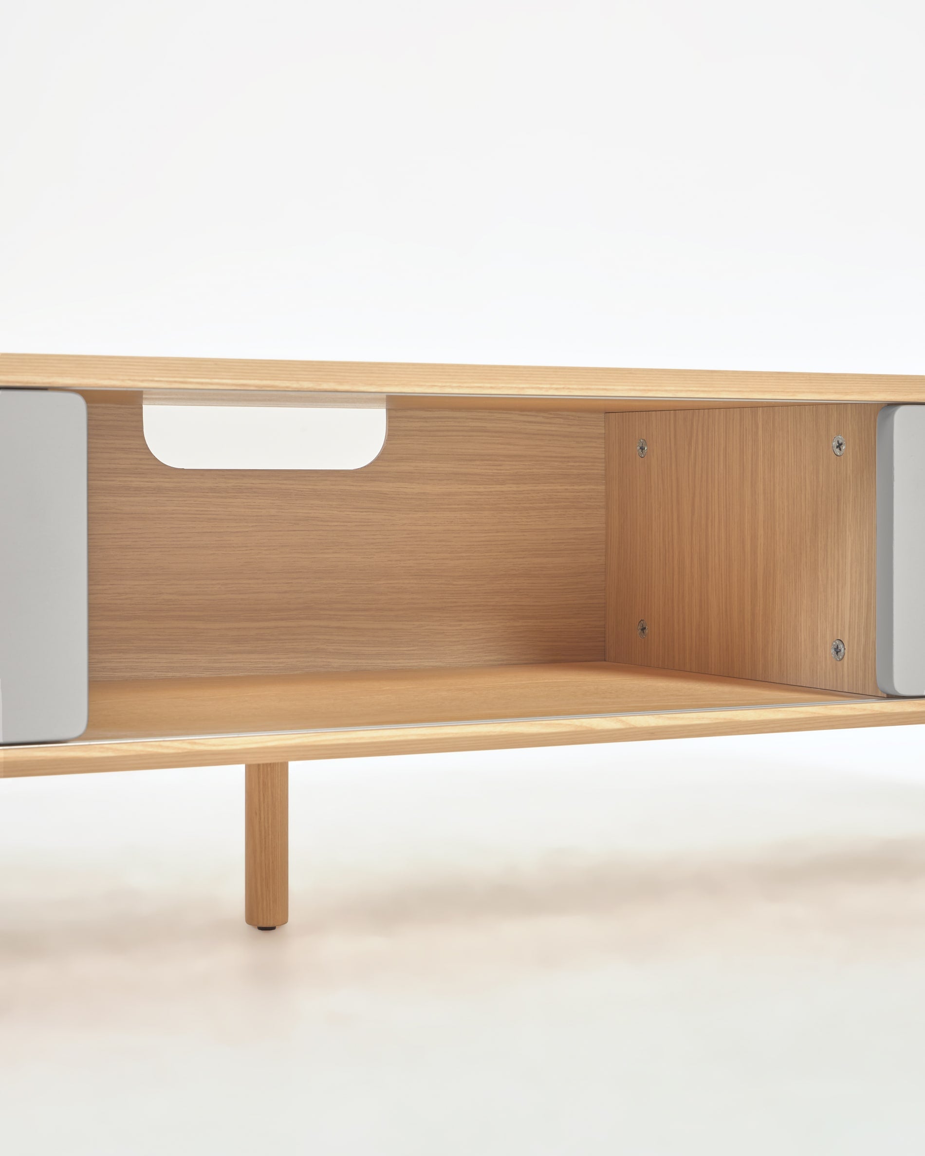 Eleganter TV-Schrank aus massiver Esche und Furnier, 180 x 41 cm, mit 2 Türen für praktischen Stauraum und modernes Design.