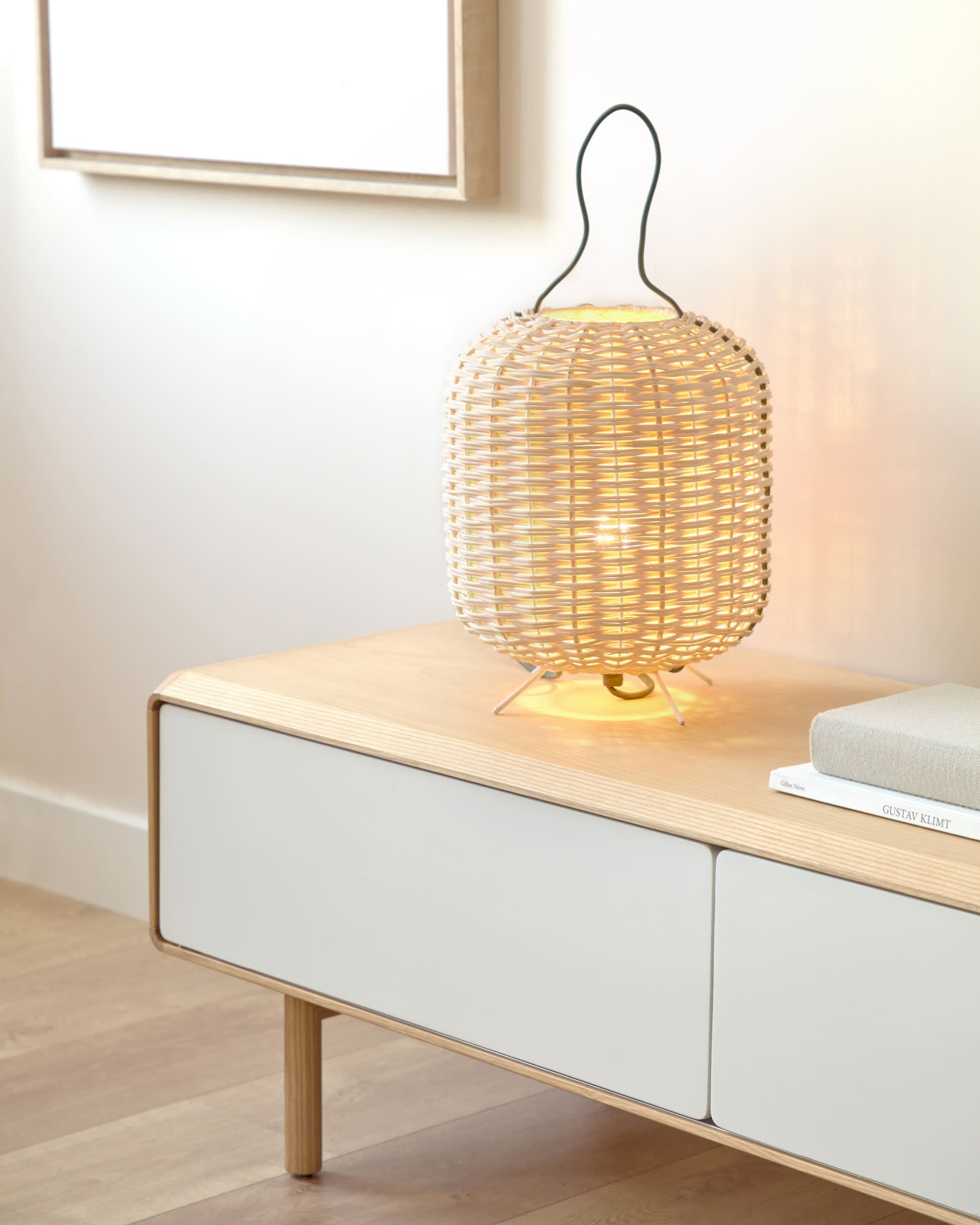 Eleganter TV-Schrank aus massiver Esche und Furnier, 180 x 41 cm, mit 2 Türen, ideal für stilvolle Wohnräume.