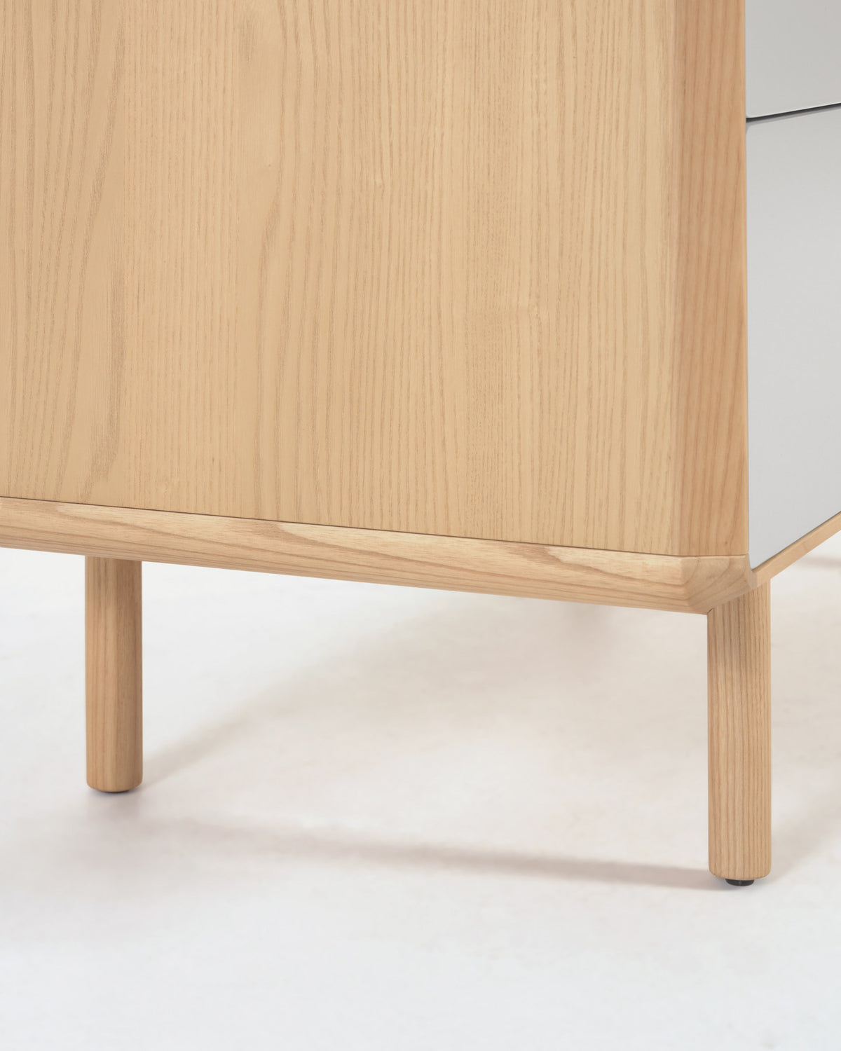 Anielle Nachttisch aus massiver Esche und Eschenfurnier 50 x 58,4 cm in Natur, Grau präsentiert im Onlineshop von KAQTU Design AG. Nachttisch ist von Kave Home