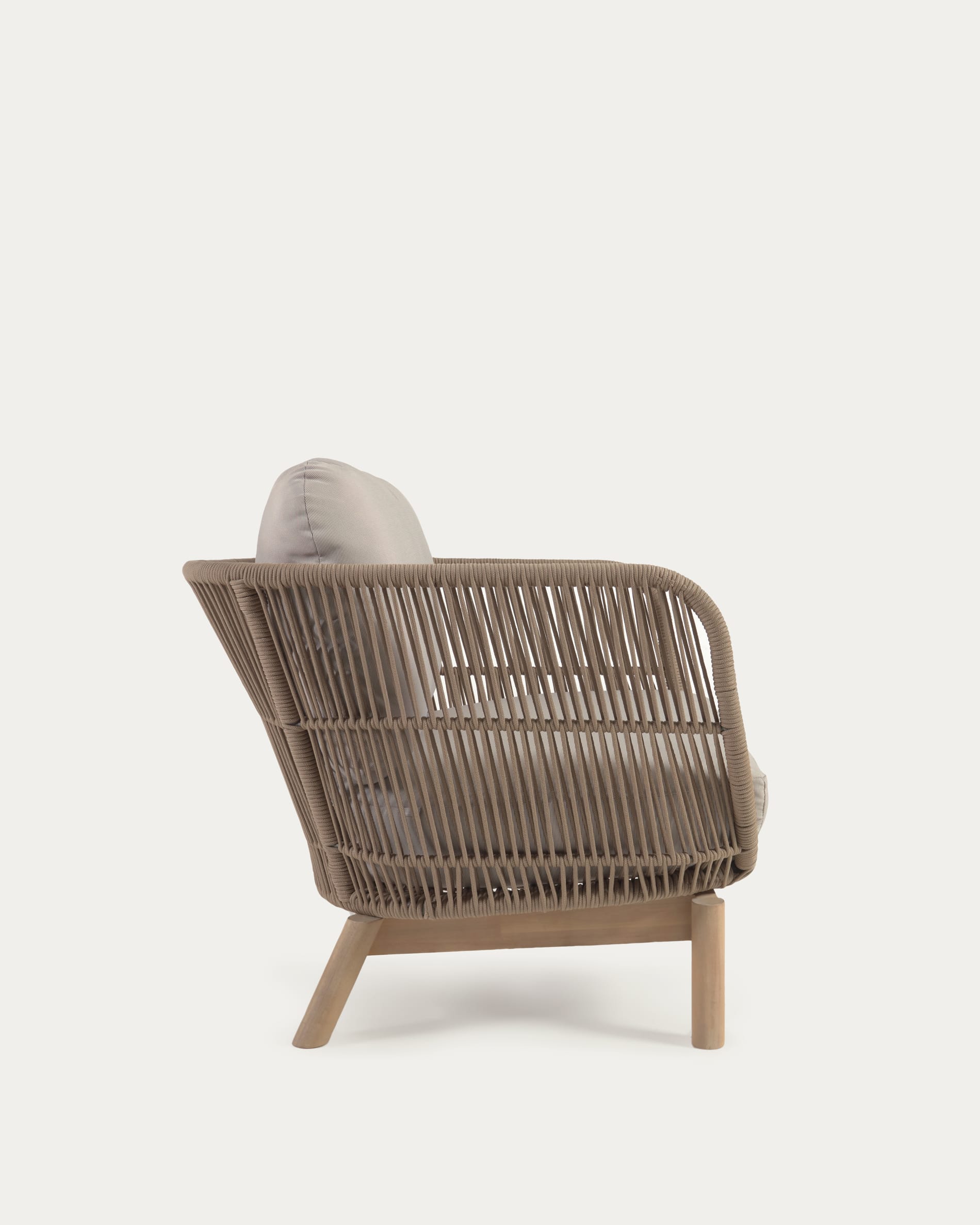 Sessel Catalina: Nachhaltiges Design aus beigem Seil & Akazienholz.