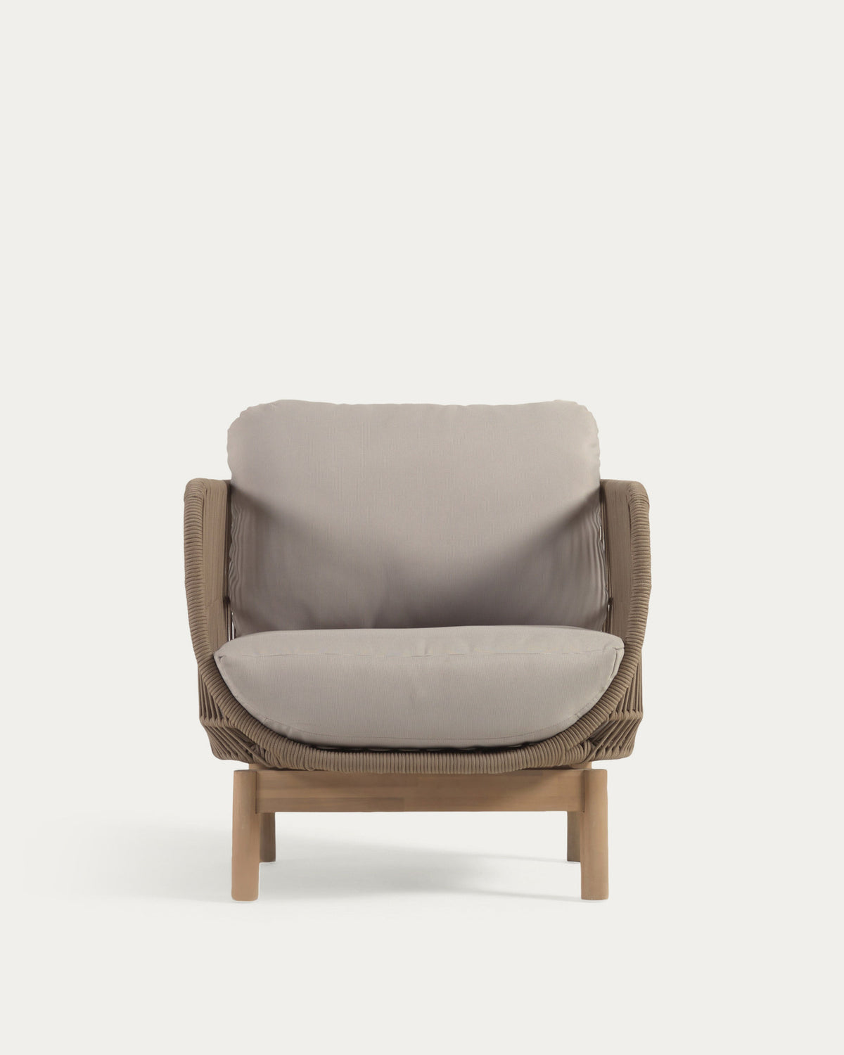 Sessel Catalina aus beigem Seil und massivem Akazienholz FSC 100% in Beige präsentiert im Onlineshop von KAQTU Design AG. Outdoor-Sessel mit Armlehnen ist von Kave Home