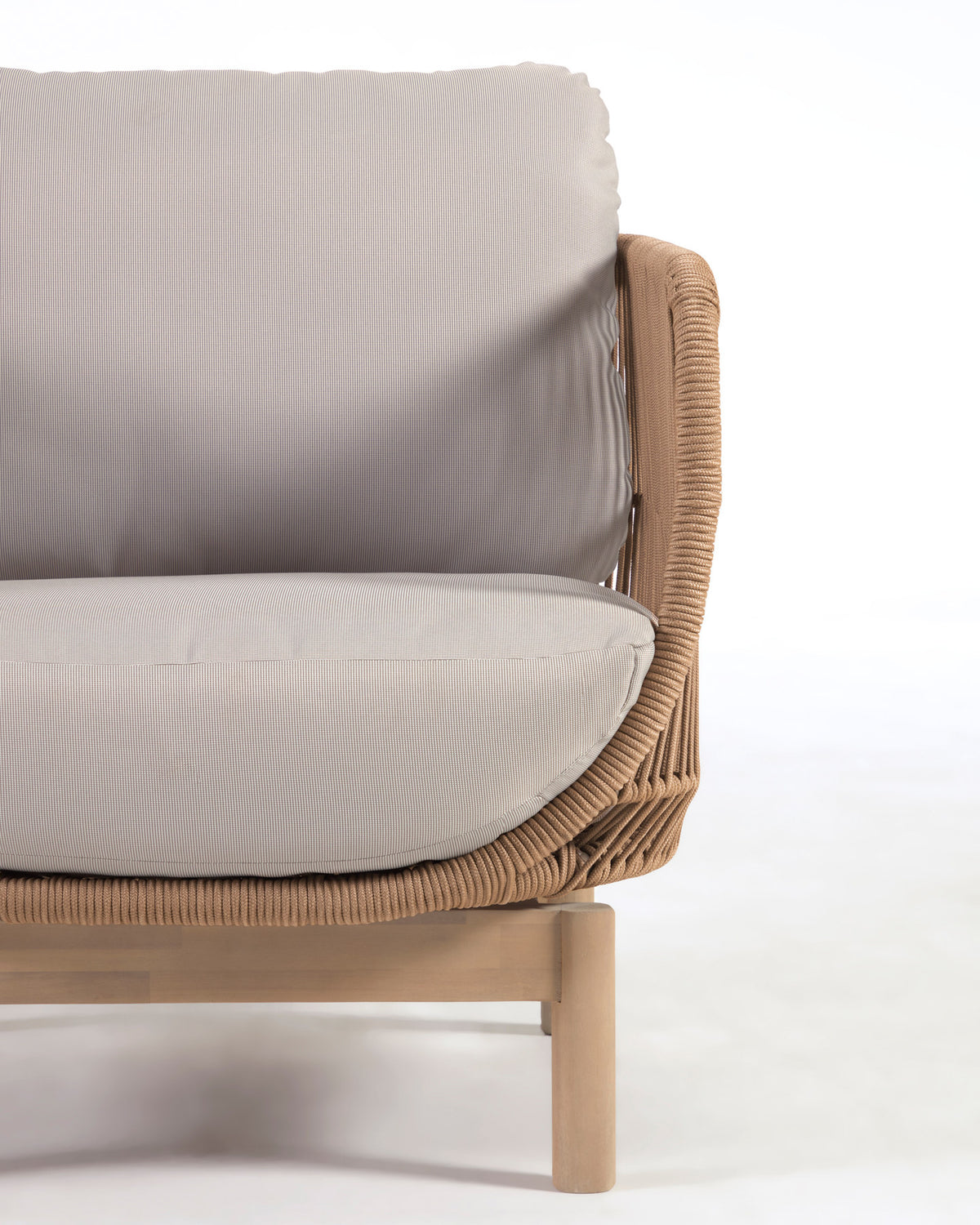 Sessel Catalina aus beigem Seil und massivem Akazienholz FSC 100% in Beige präsentiert im Onlineshop von KAQTU Design AG. Outdoor-Sessel mit Armlehnen ist von Kave Home