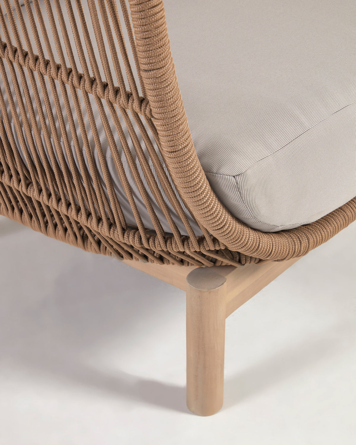 Sessel Catalina aus beigem Seil und massivem Akazienholz FSC 100% in Beige präsentiert im Onlineshop von KAQTU Design AG. Outdoor-Sessel mit Armlehnen ist von Kave Home