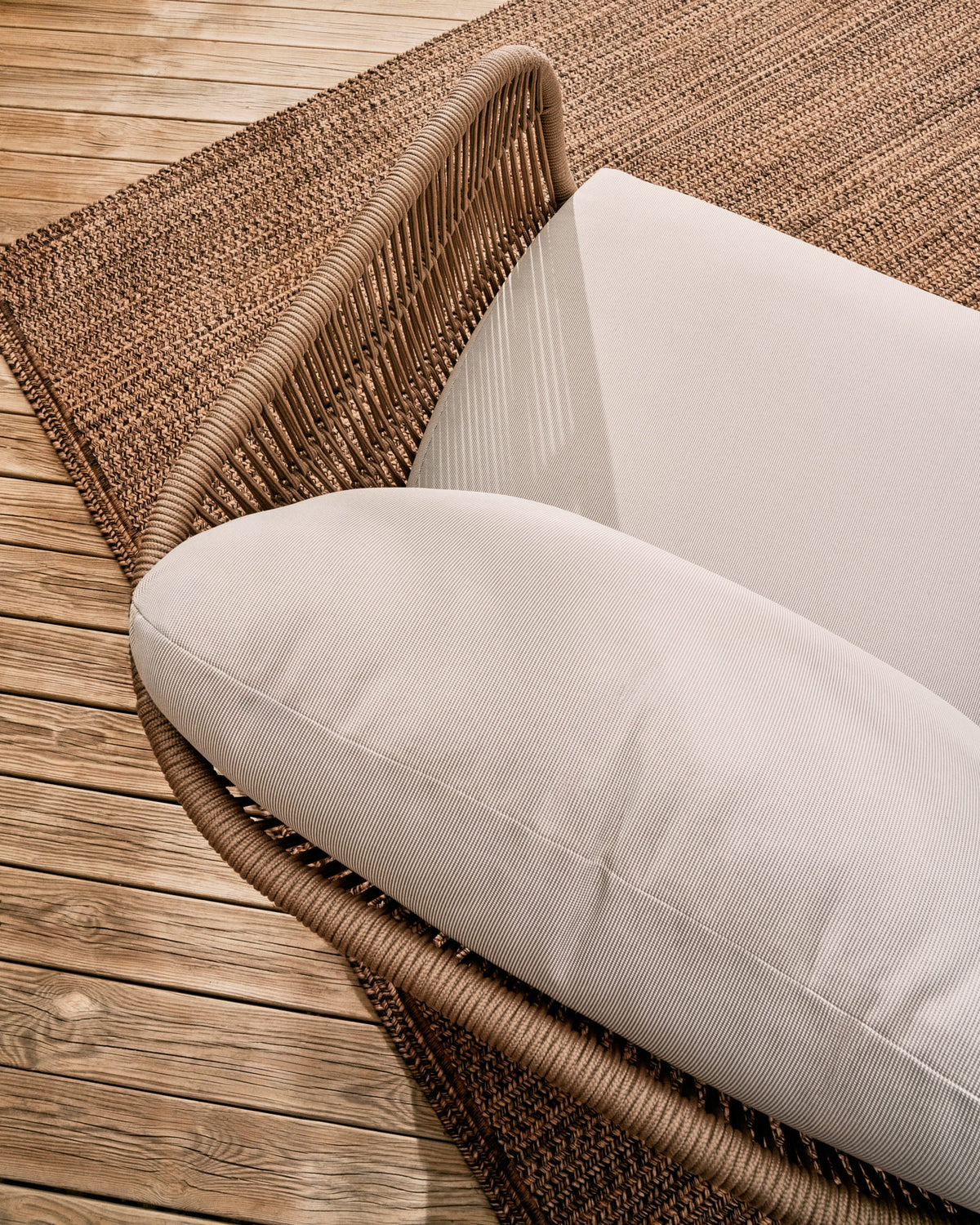 Sessel Catalina aus beigem Seil und massivem Akazienholz FSC 100% in Beige präsentiert im Onlineshop von KAQTU Design AG. Outdoor-Sessel mit Armlehnen ist von Kave Home